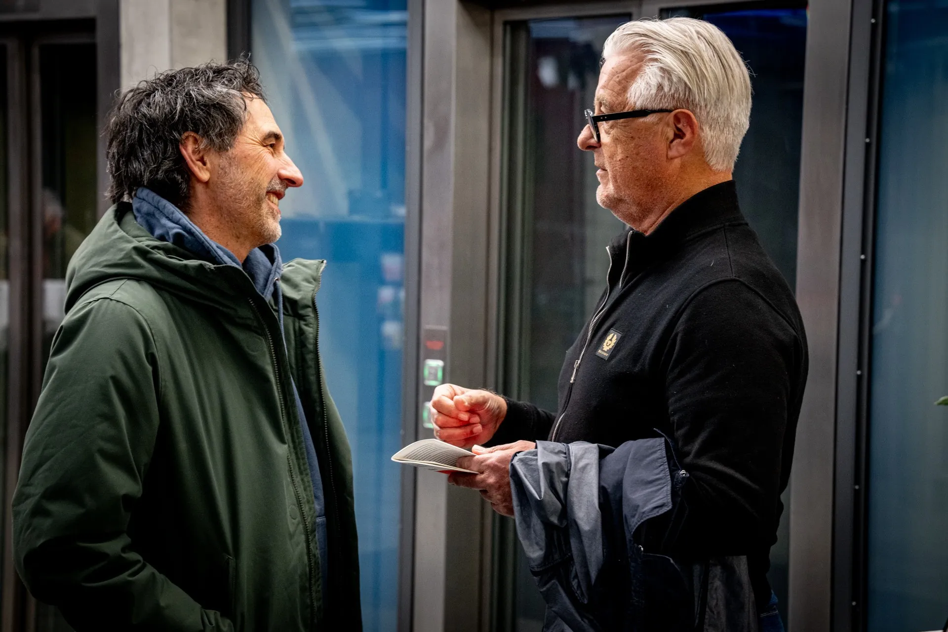 Besucherinnen und Besucher unterhalten sich am Rand der Vernissage zur Ausstellung „Museum des Wandels" der AK Vorarlberg.