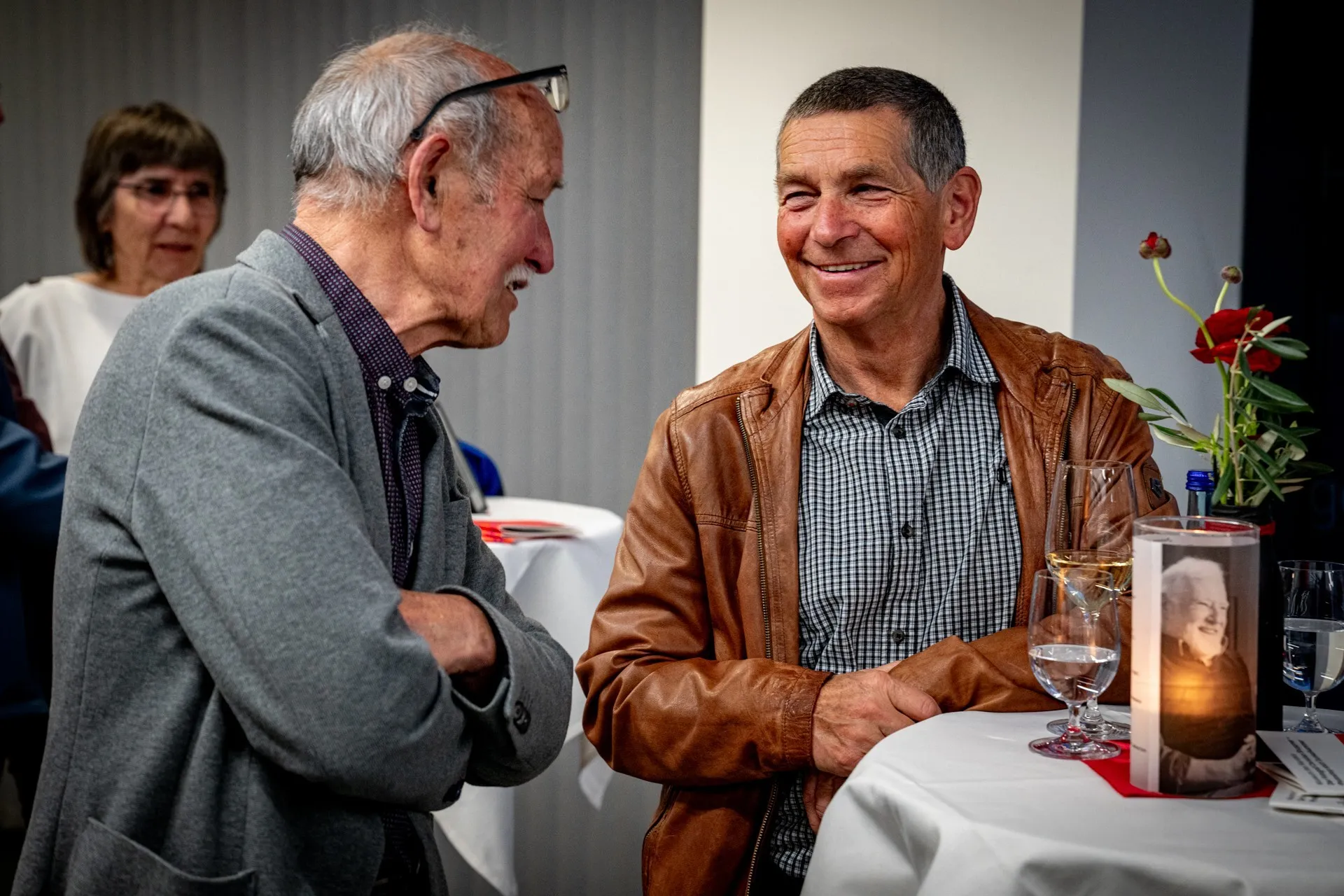 Besucherinnen und Besucher unterhalten sich am Rand der Vernissage zur Ausstellung „Museum des Wandels" der AK Vorarlberg.