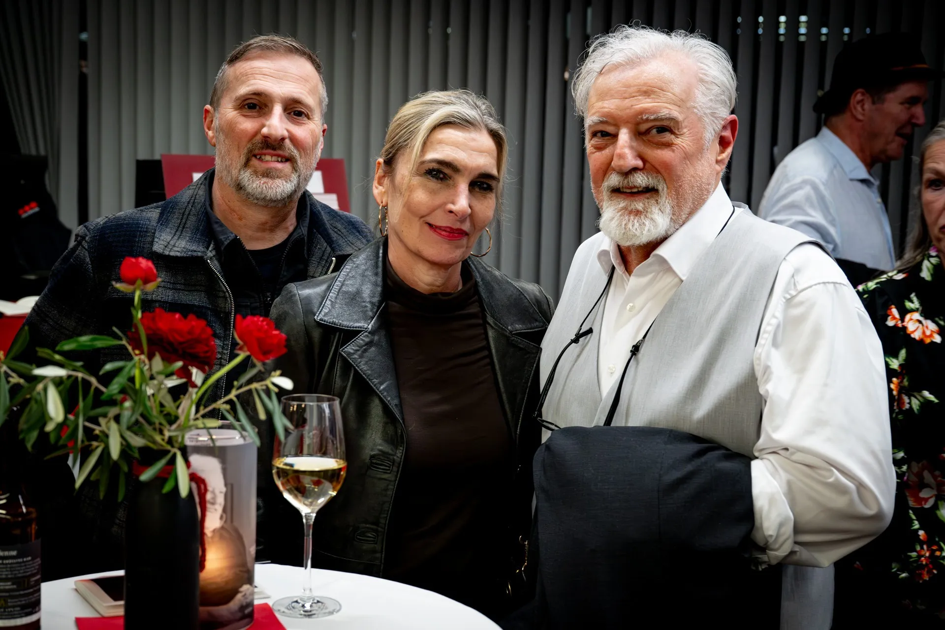 Besucherinnen und Besucher unterhalten sich am Rand der Vernissage zur Ausstellung „Museum des Wandels" der AK Vorarlberg.