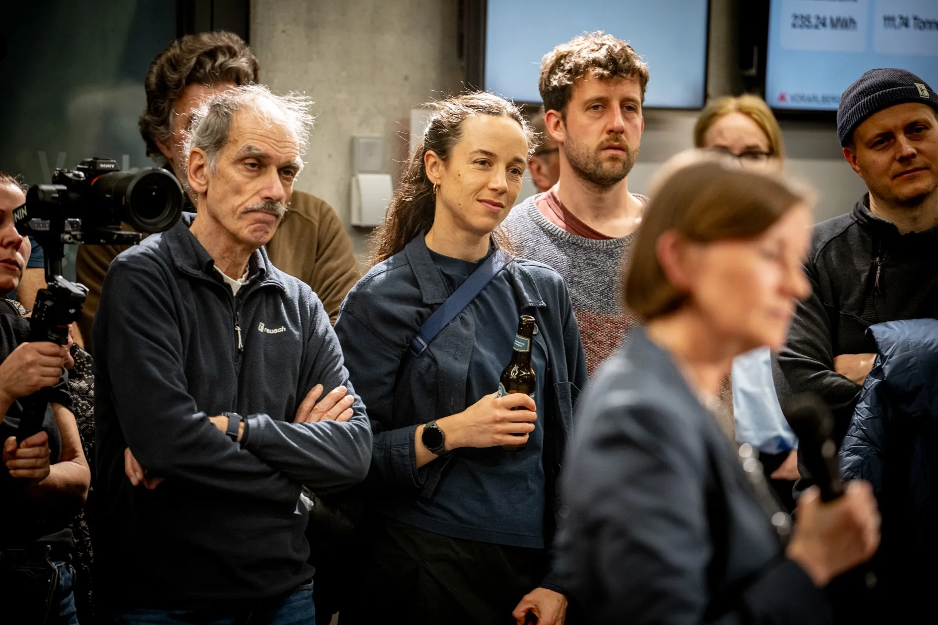 Besucherinnen und Besucher verfolgen aufmerksam das Programm bei der Vernissage zur Ausstellung „Museum des Wandels" der AK Vorarlberg.