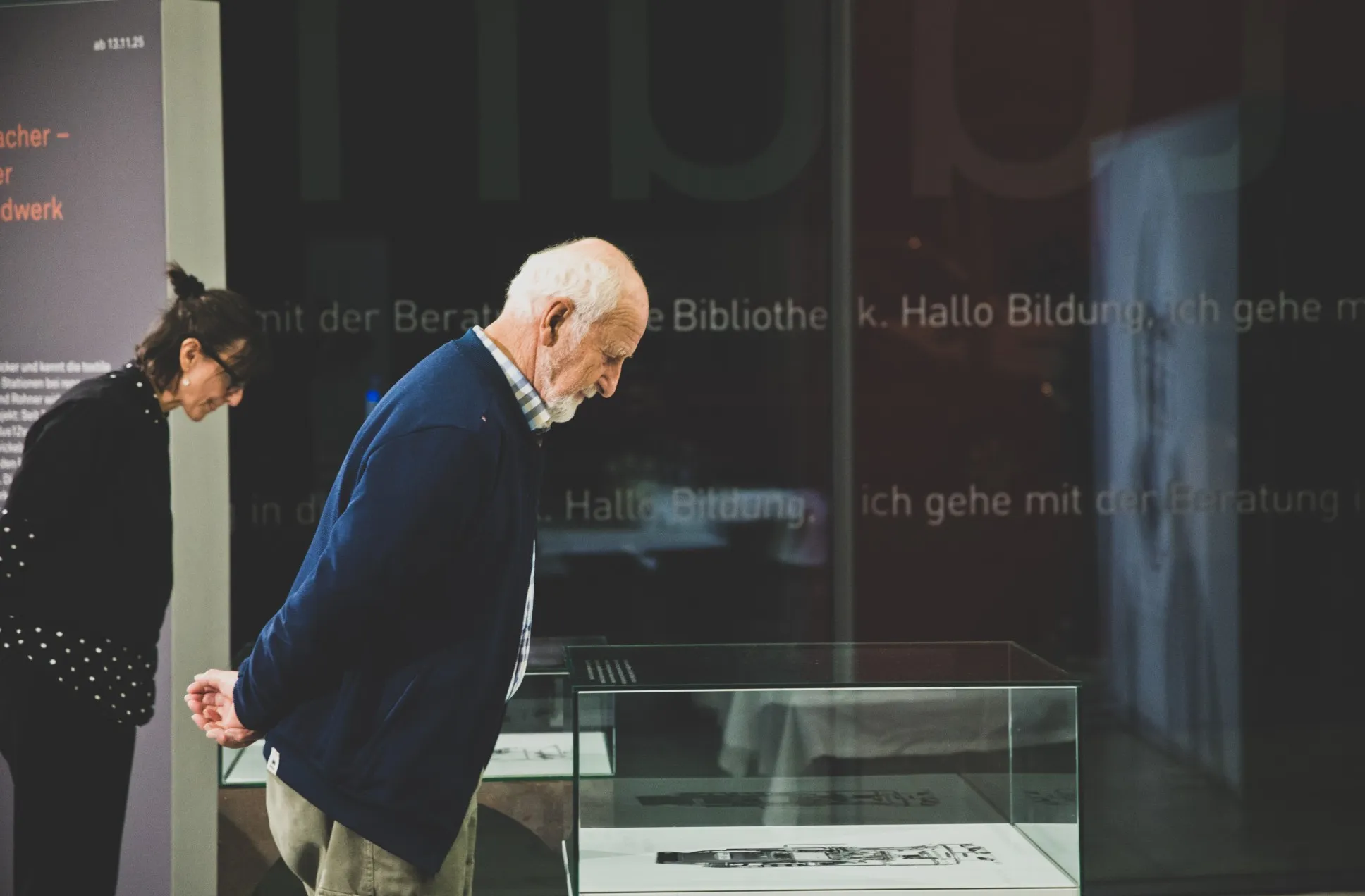 Zwei Besucher:innen der Ausstellung zu Günter Taucher schauen sich die Exponate im Museum des Wandels an.