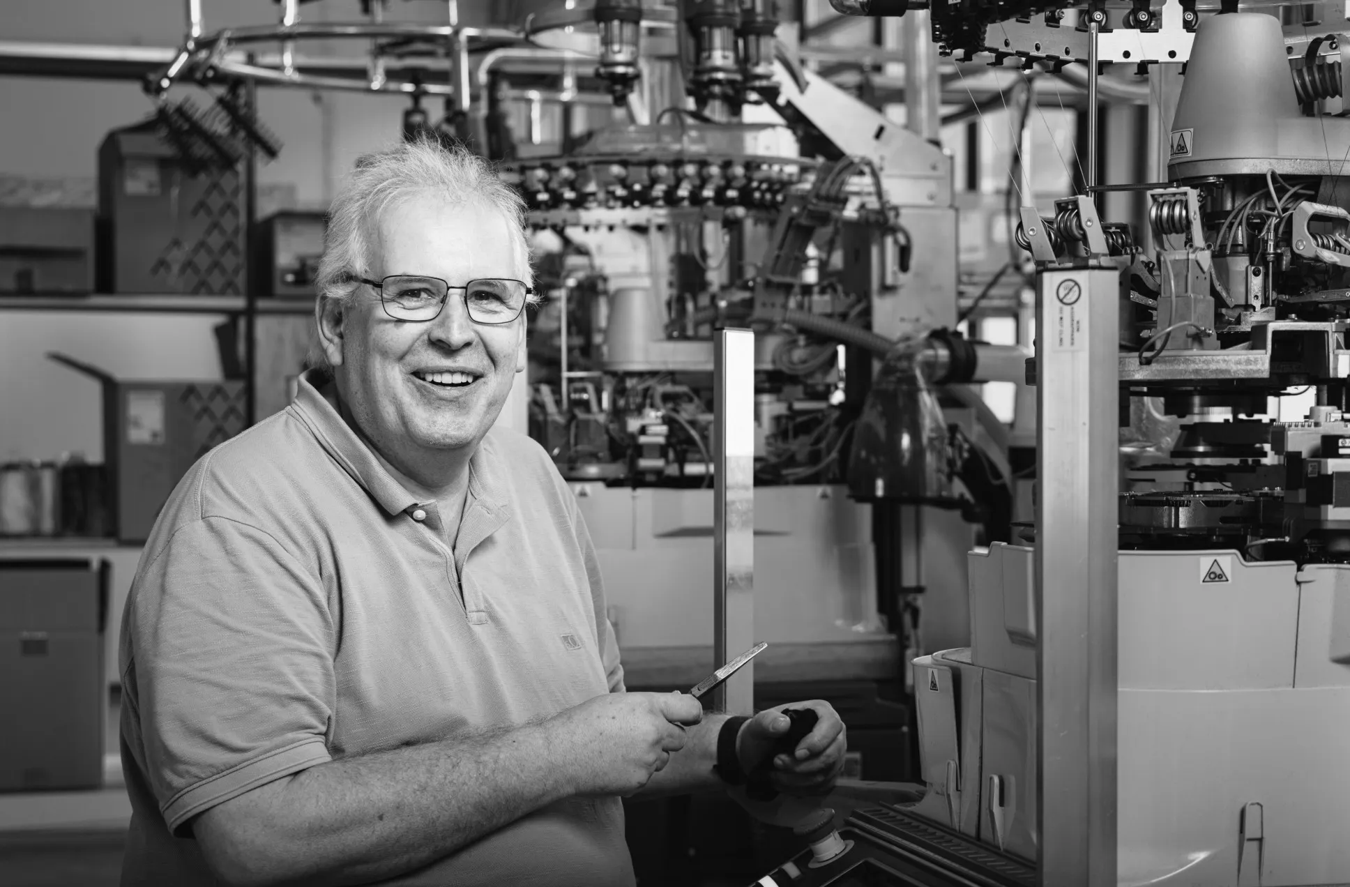 Günter Taucher bei der Arbeit an einer Strickmaschine