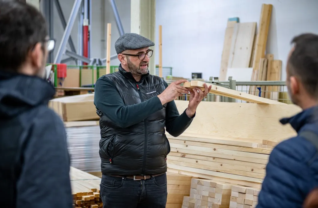 Christian Leidinger bei der Führung durch die Koje, Bettenmanufaktur