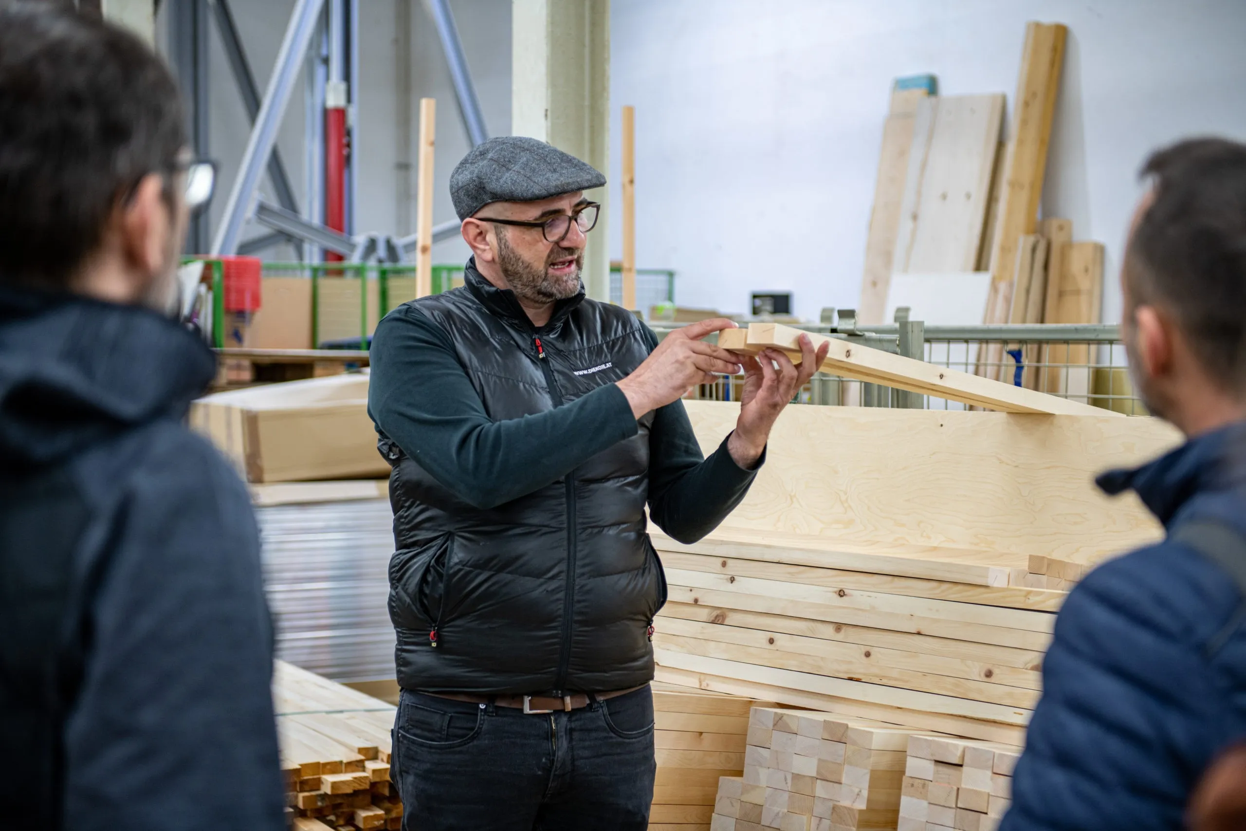 Christian Leidinger bei der Führung durch die Koje, Bettenmanufaktur