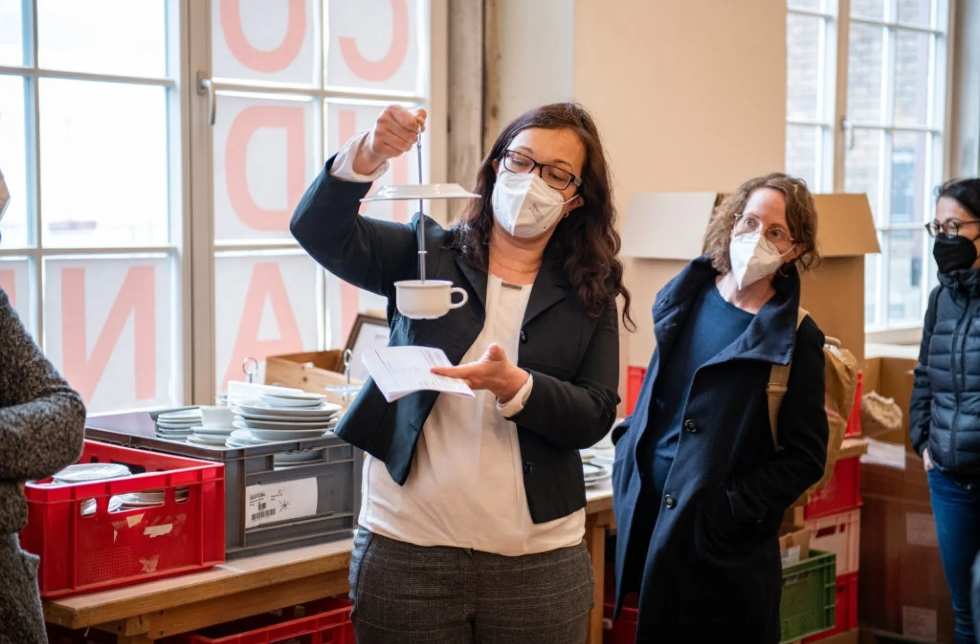 Frau Petermann von Carla erklärt den Teilnehmern was Carla alles macht