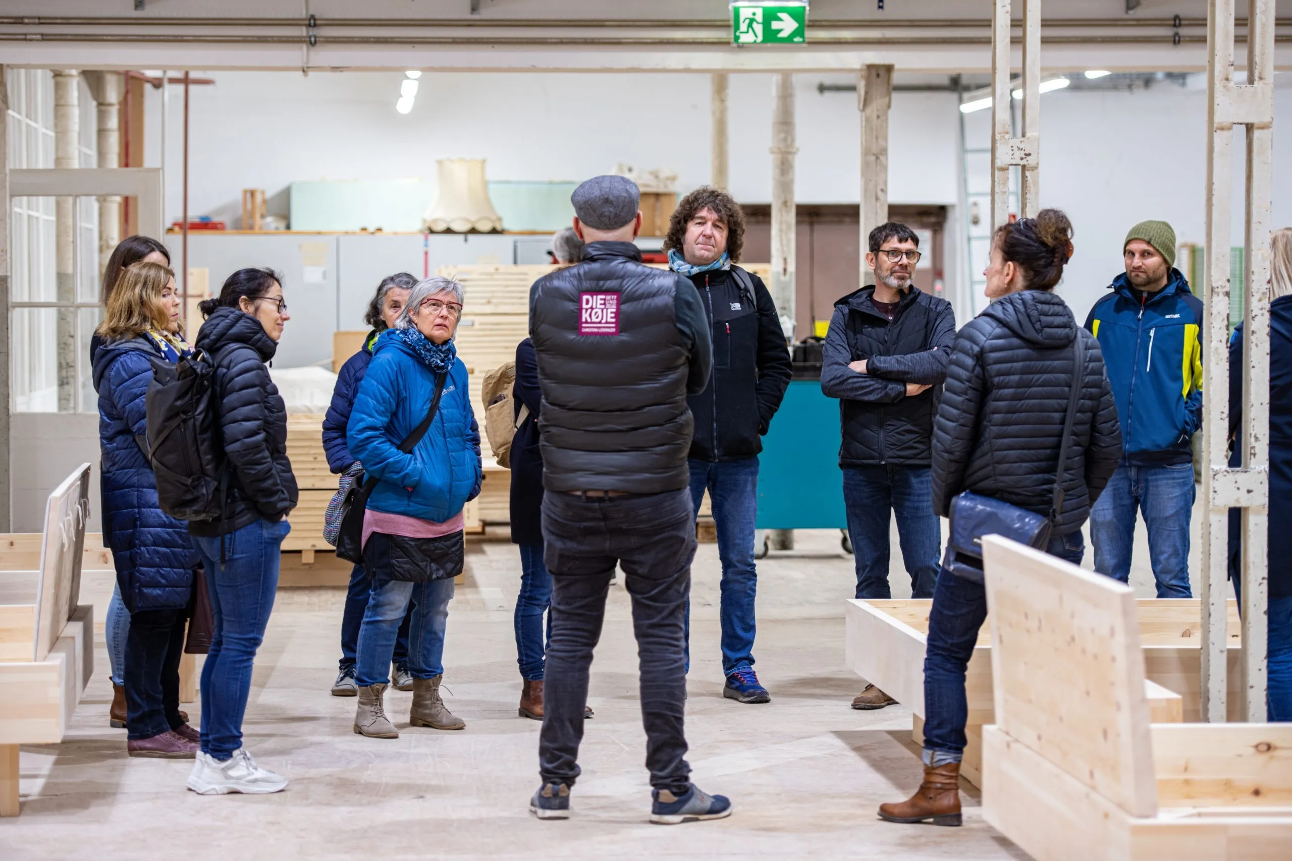 Teilnehmerinnen der Exkursion in der Bettenmanufaktur Koje