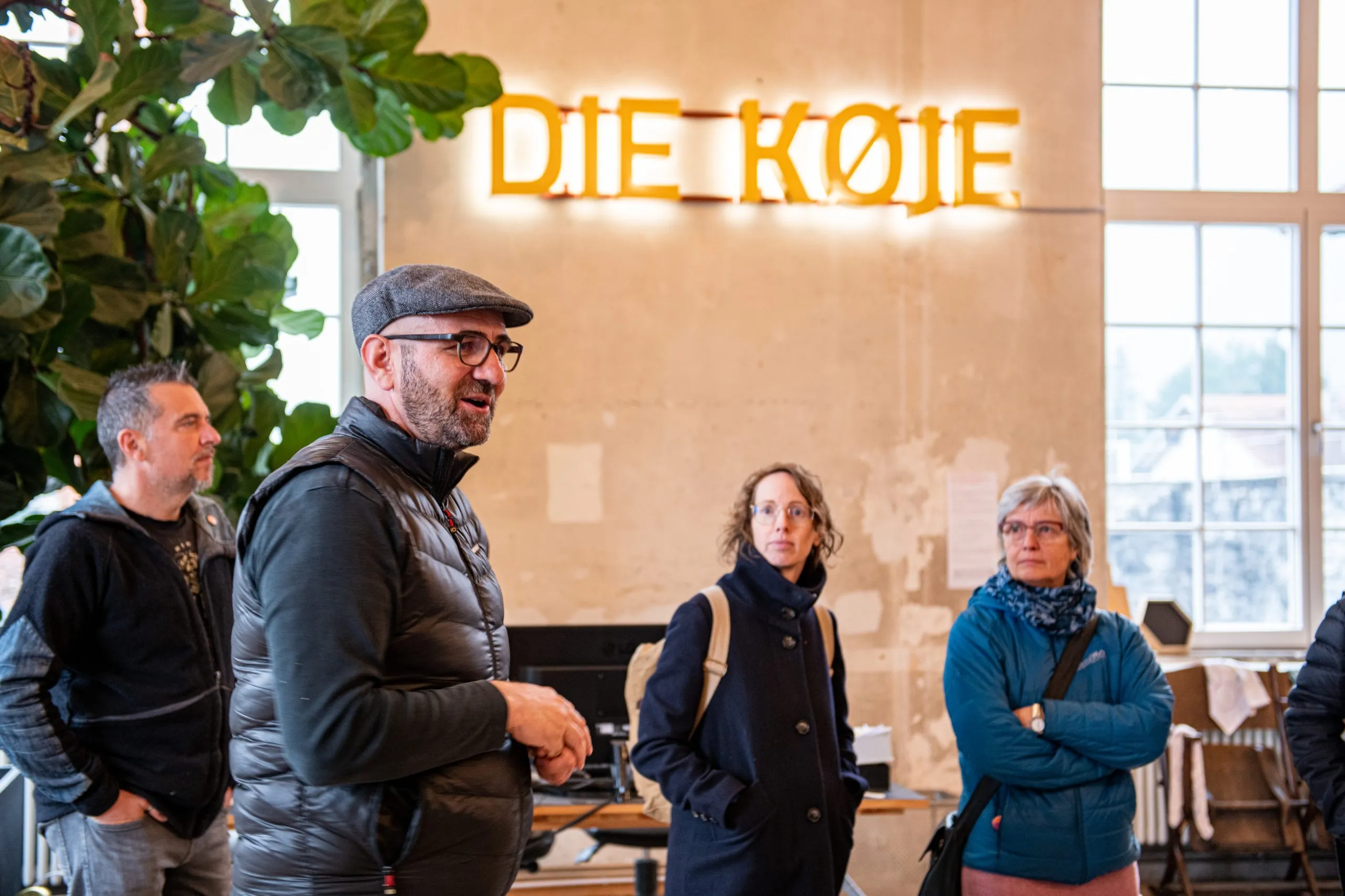 Chrsitian Leidinger begrüßt die Teilnehmer in der Koje