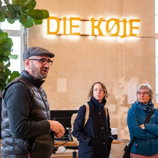 Chrsitian Leidinger begrüßt die Teilnehmer in der Koje