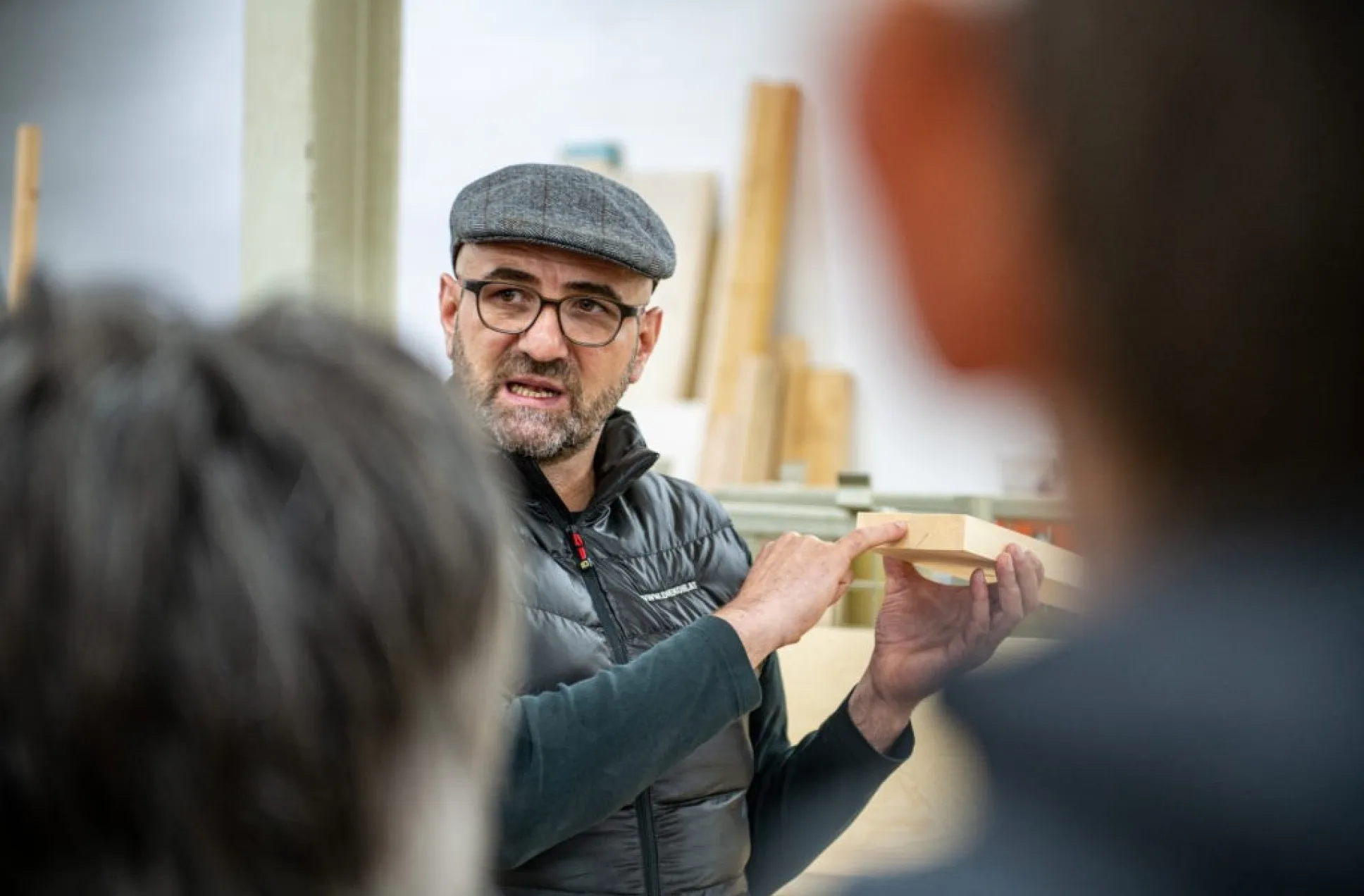 Christoph Leidinger führt durch die Koje