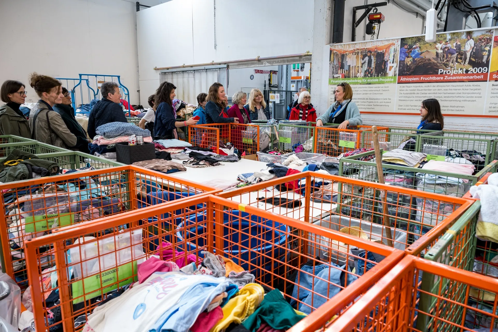 Exkursion bei Carla in Hohenems in der Kleidersortierung