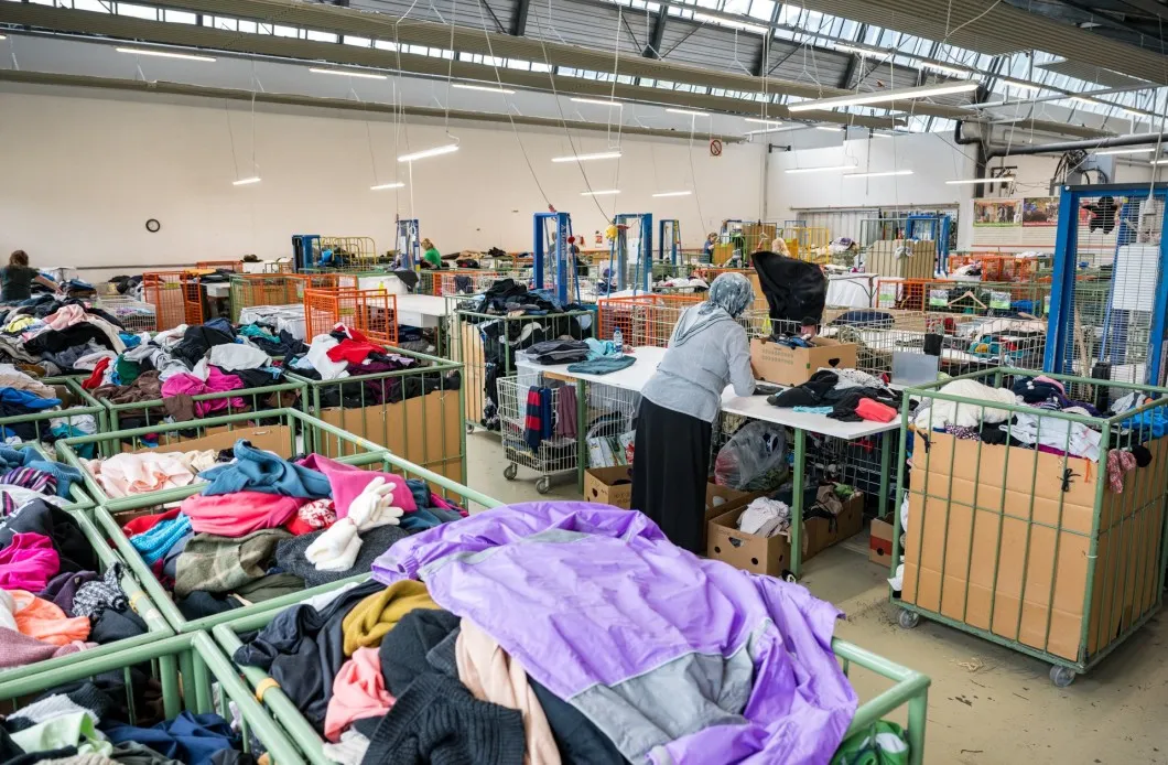 Exkursion bei Carla in Hohenems in der Kleidersortierung