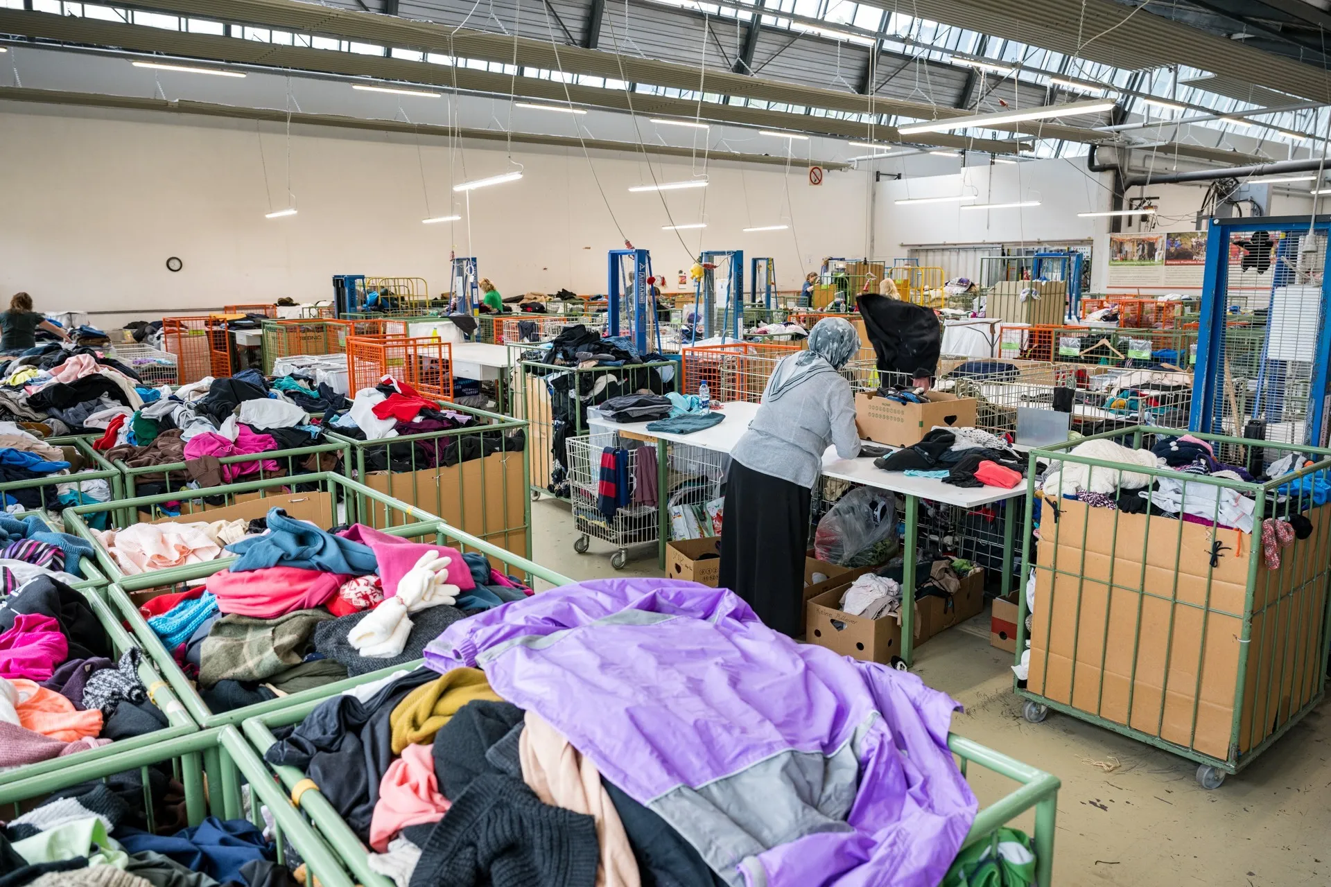 Exkursion bei Carla in Hohenems in der Kleidersortierung