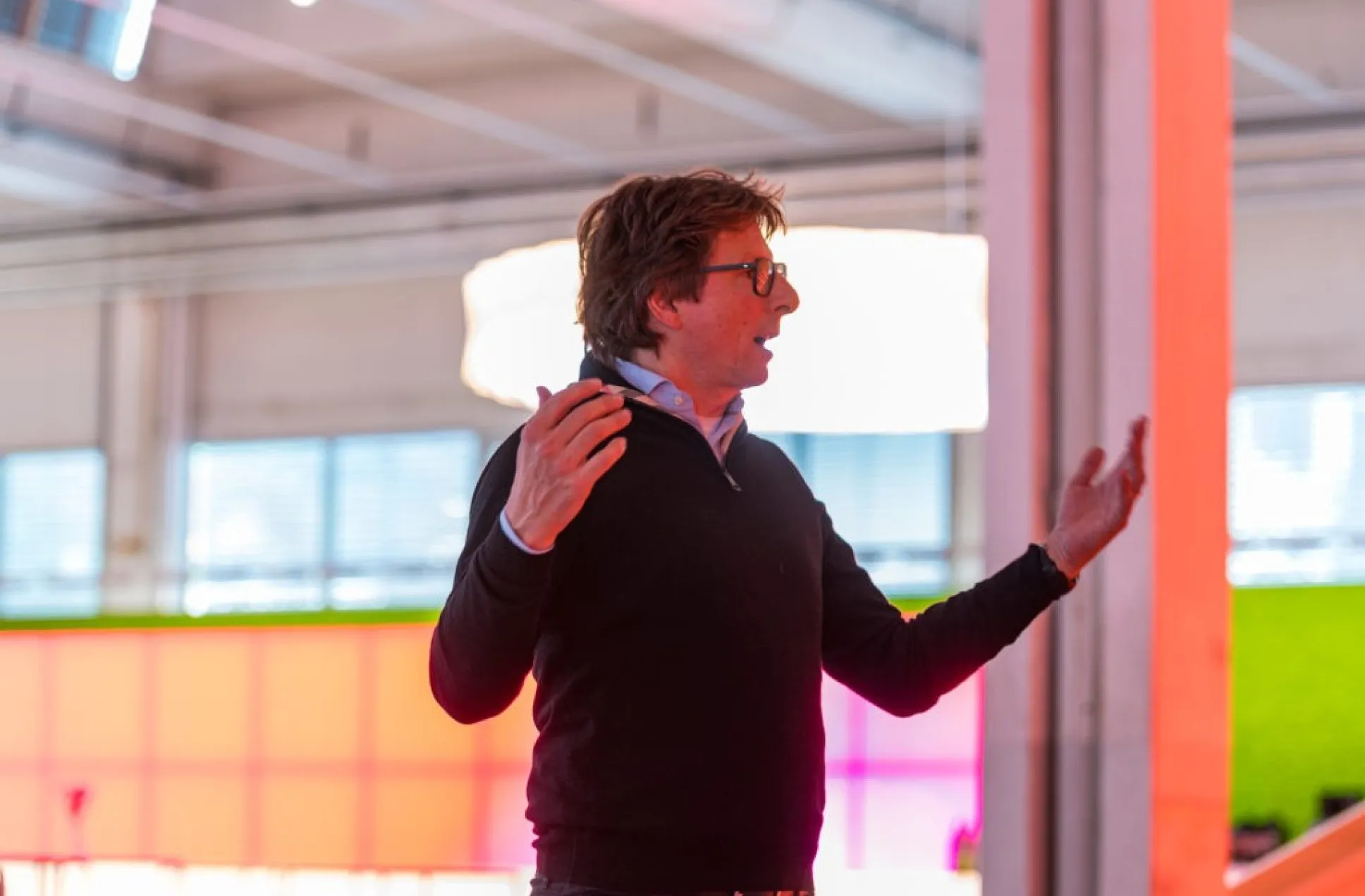 Nicholas Zumtobel begrüßt die Teilnehmer:innen im Lichtforum