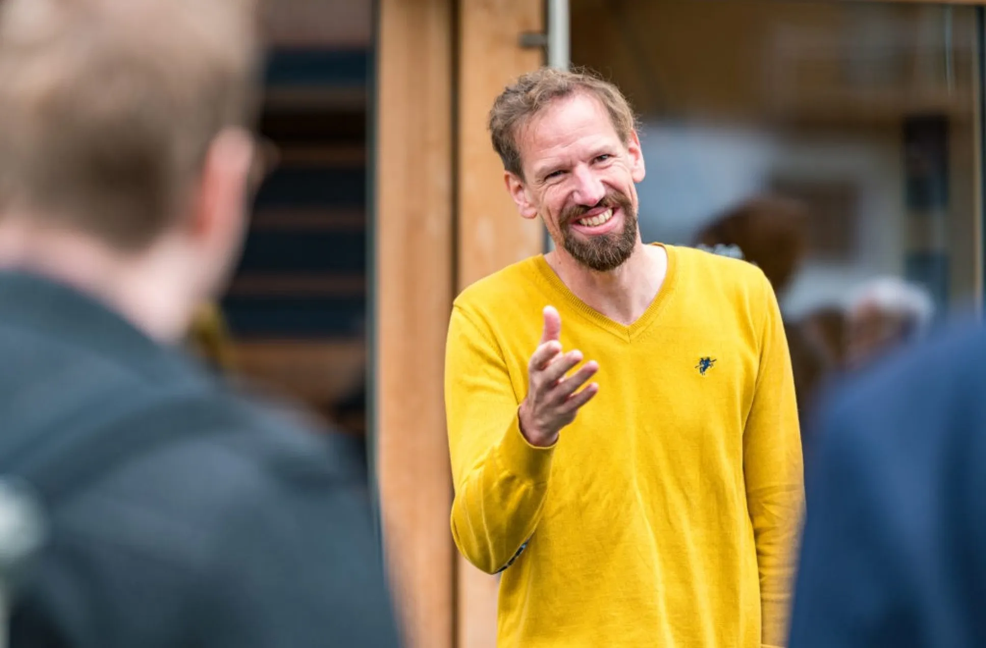 Georg Bechter begrüßt die Teilnehmer:innen