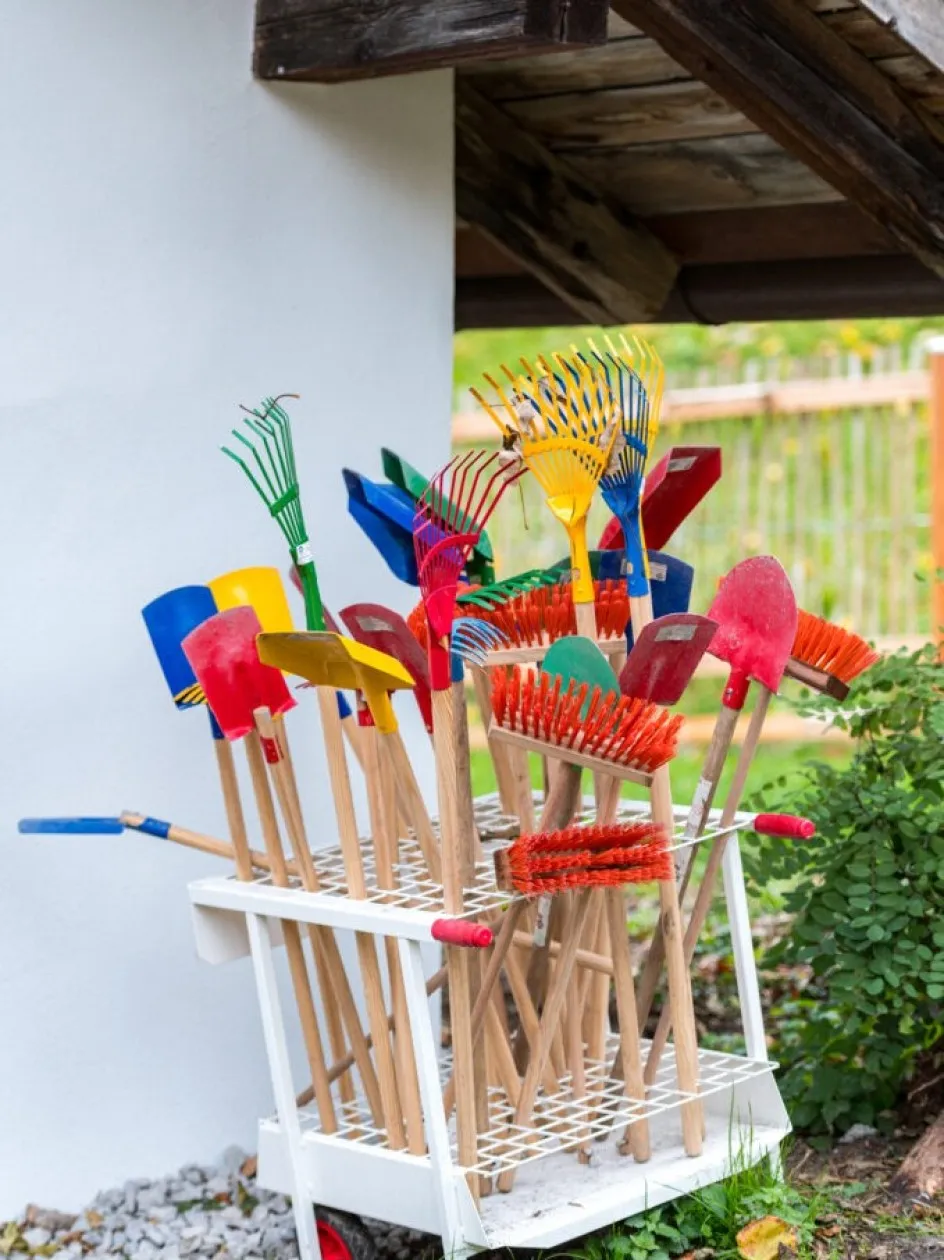 Gartenwerkzeugsammelplatz der Kinder