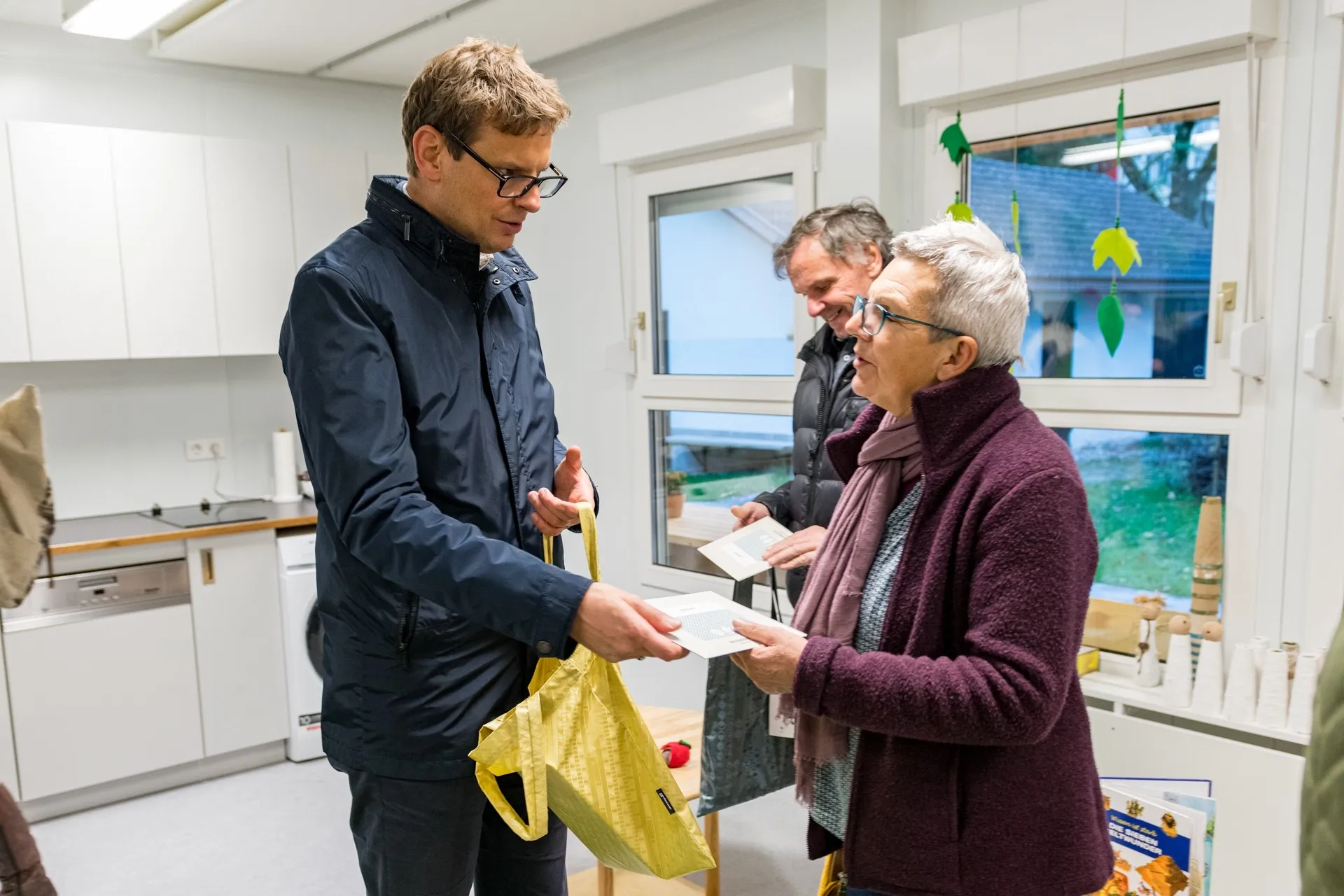 Teilnehmer:innen in der Küche im Kindergarten von Getzner Textil