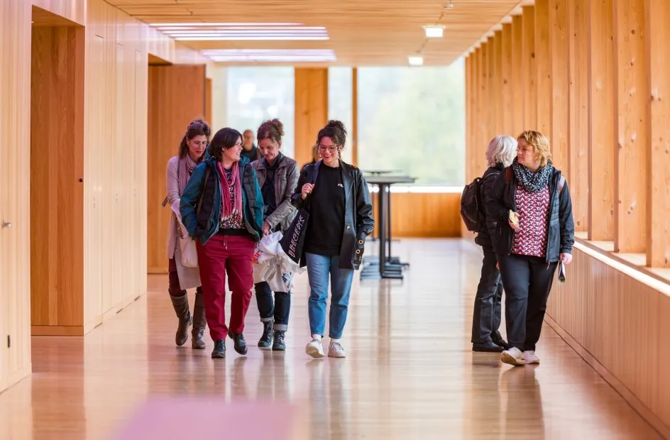 Teilnehmer:Innen während der Exkursion bei Illwerke