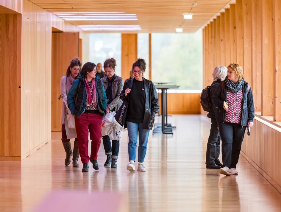 Teilnehmer:Innen während der Exkursion bei Illwerke