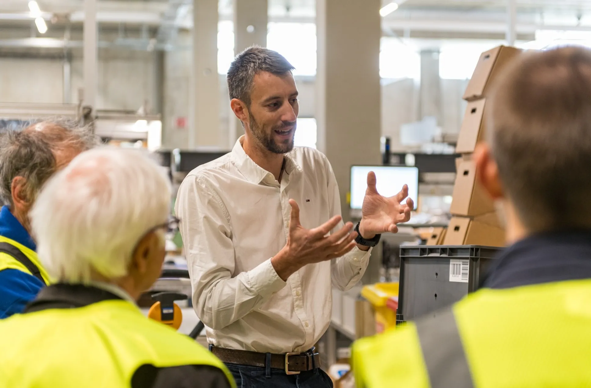 Haberkorn Mitarbeiter führt durch die Hallen