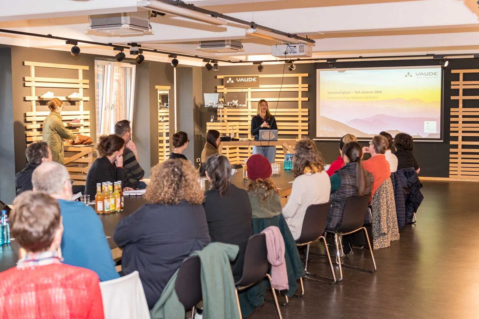 Präsentation von Miriam Schilling, Head von Human Resources, am VAUDE-Campus in Obereisenbach bei Tettnang