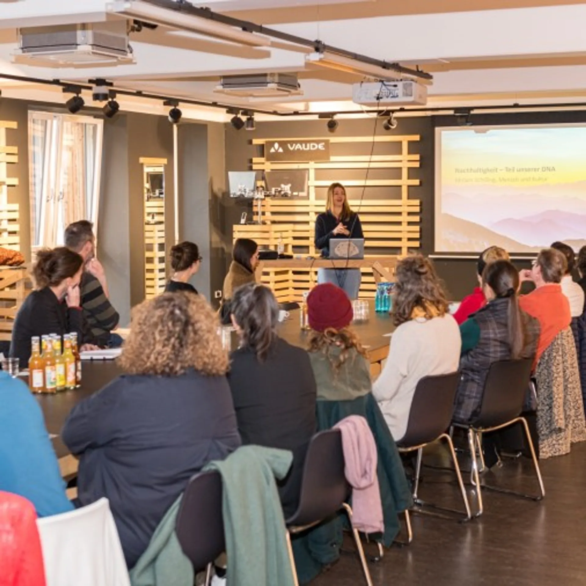 Präsentation von Miriam Schilling, Head von Human Resources, am VAUDE-Campus in Obereisenbach bei Tettnang