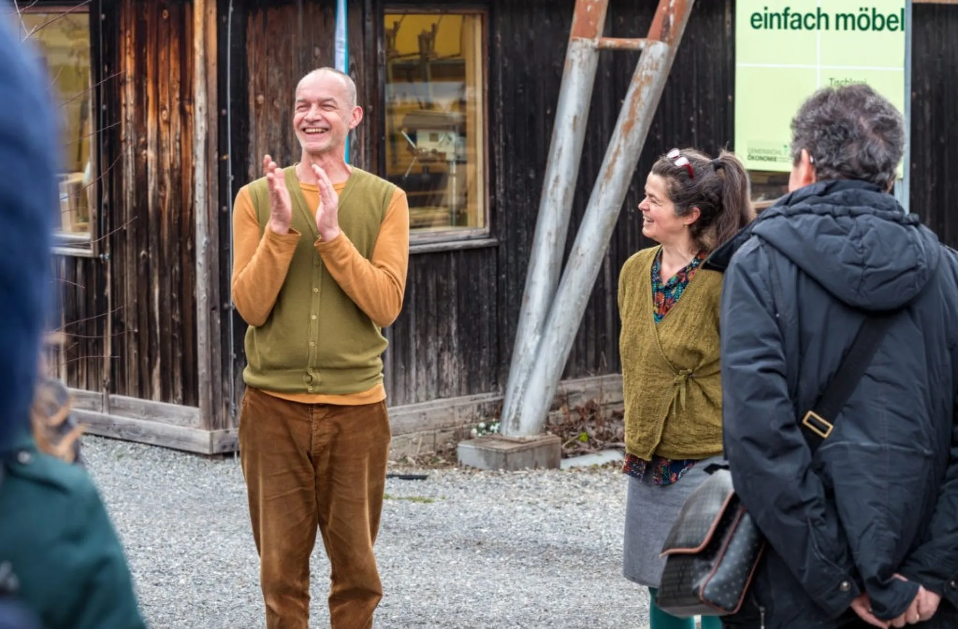 Paul Brotzge vor seiner Tischlerei Einfach Möbel