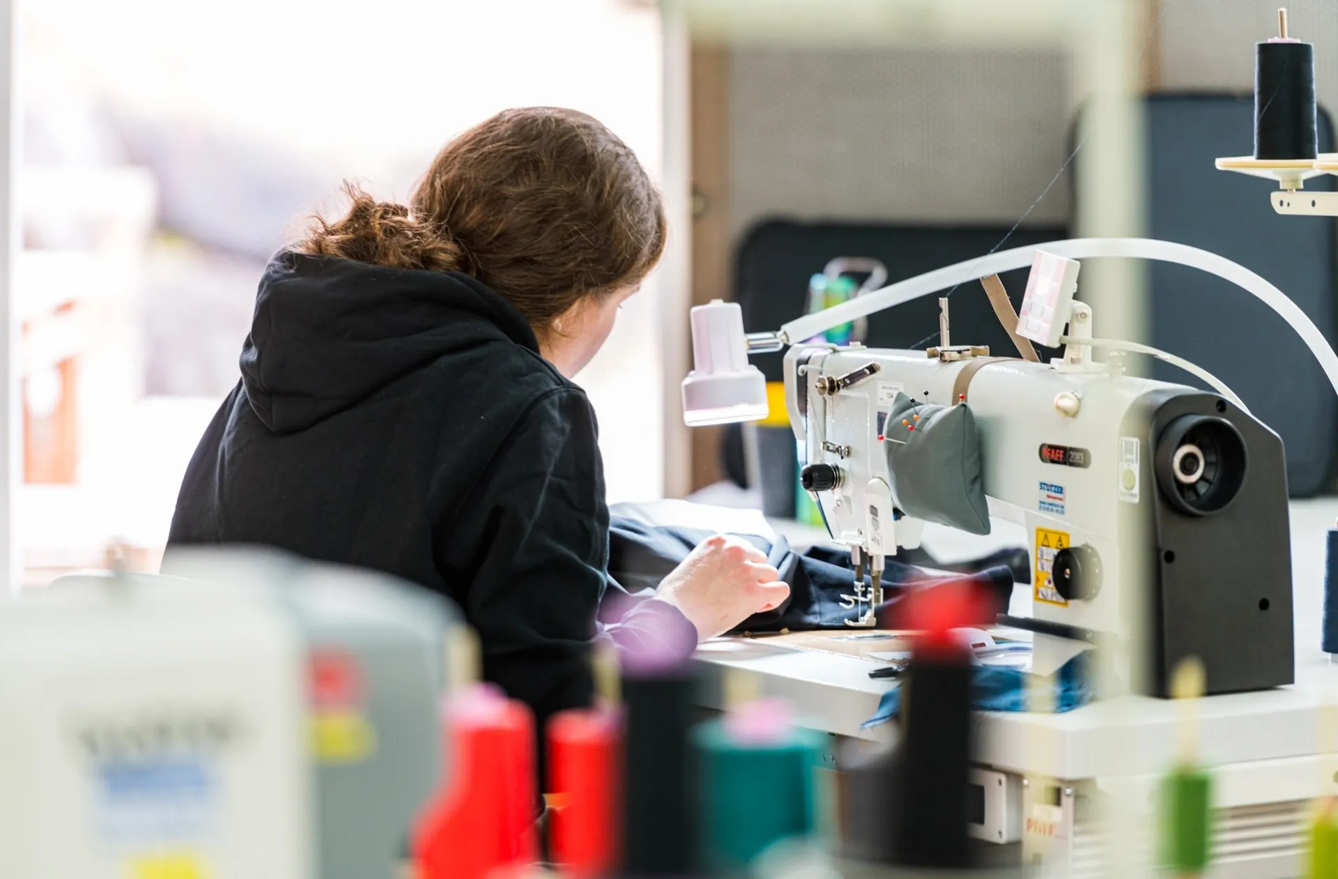 Frau an einer Nähmaschine bei Vaude