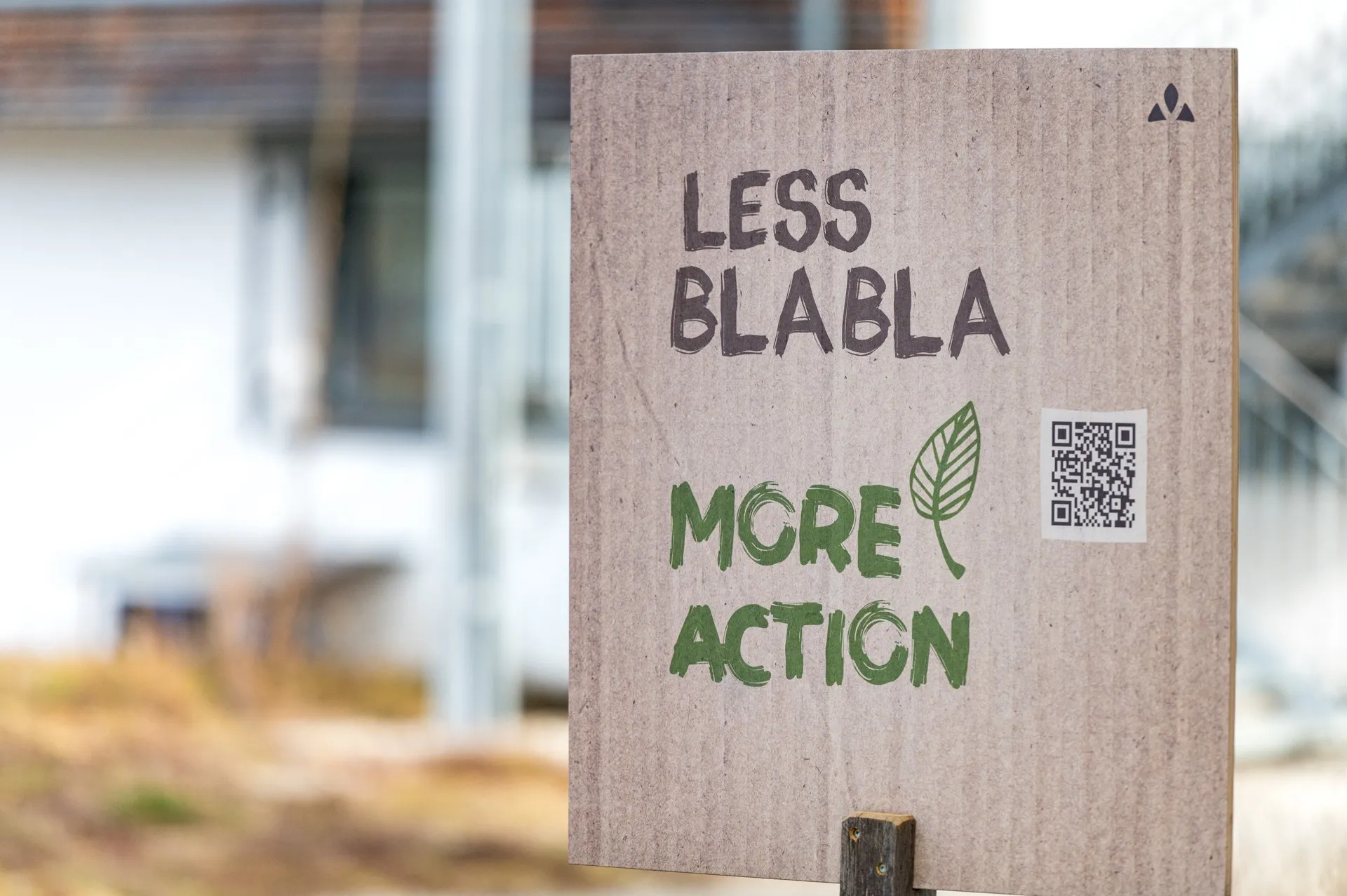 Tafel aus Pappe bei Vaude mit der Aufschrifft Less Blabla more Action