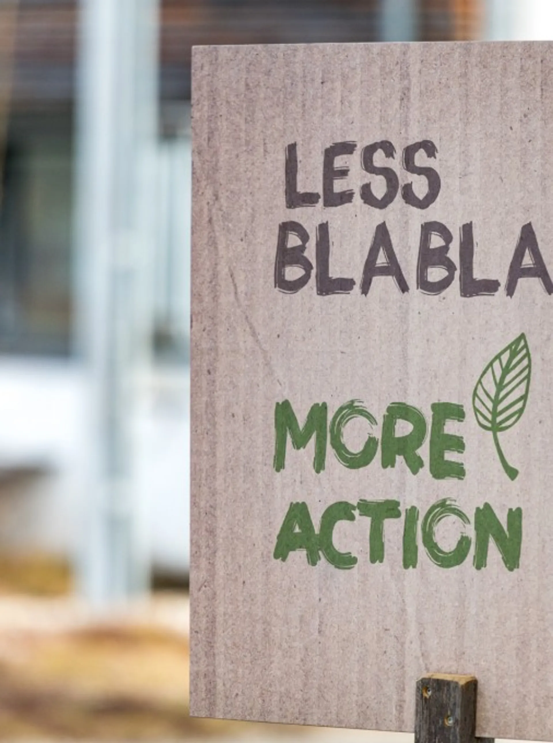 Tafel aus Pappe bei Vaude mit der Aufschrifft Less Blabla more Action