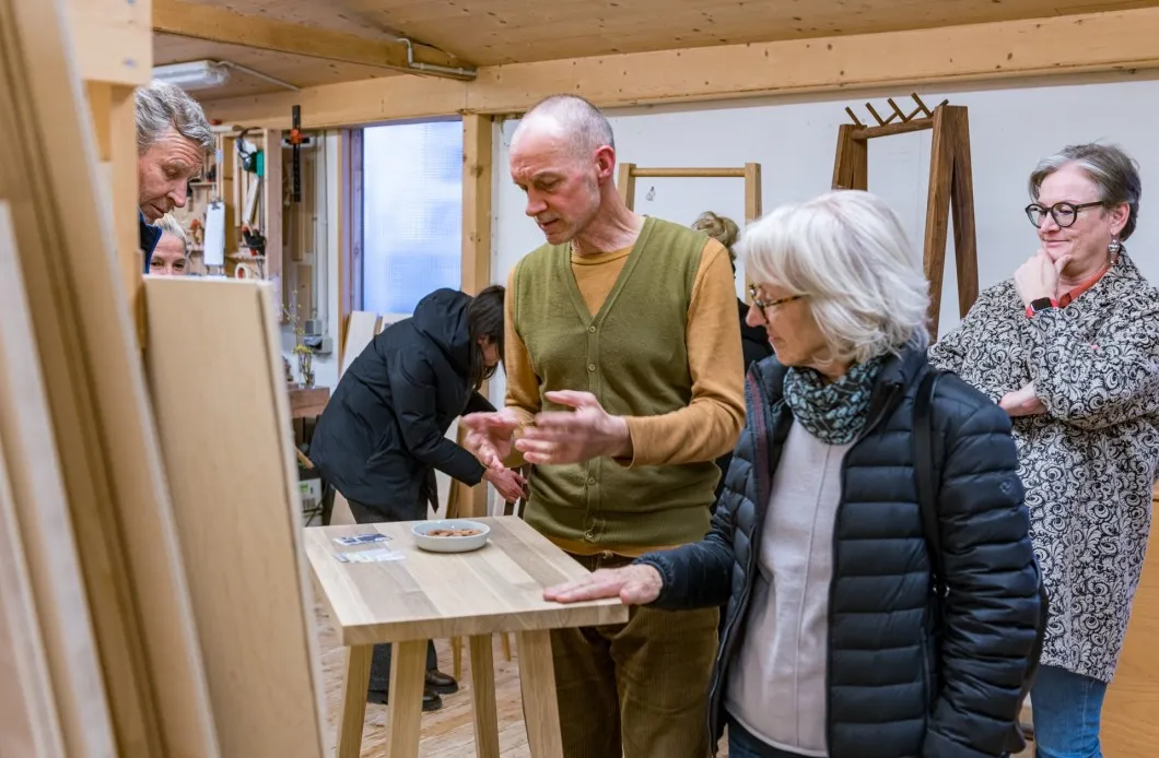 Paul Protzge erklärt den Teilnehmer:innen das Handwerk
