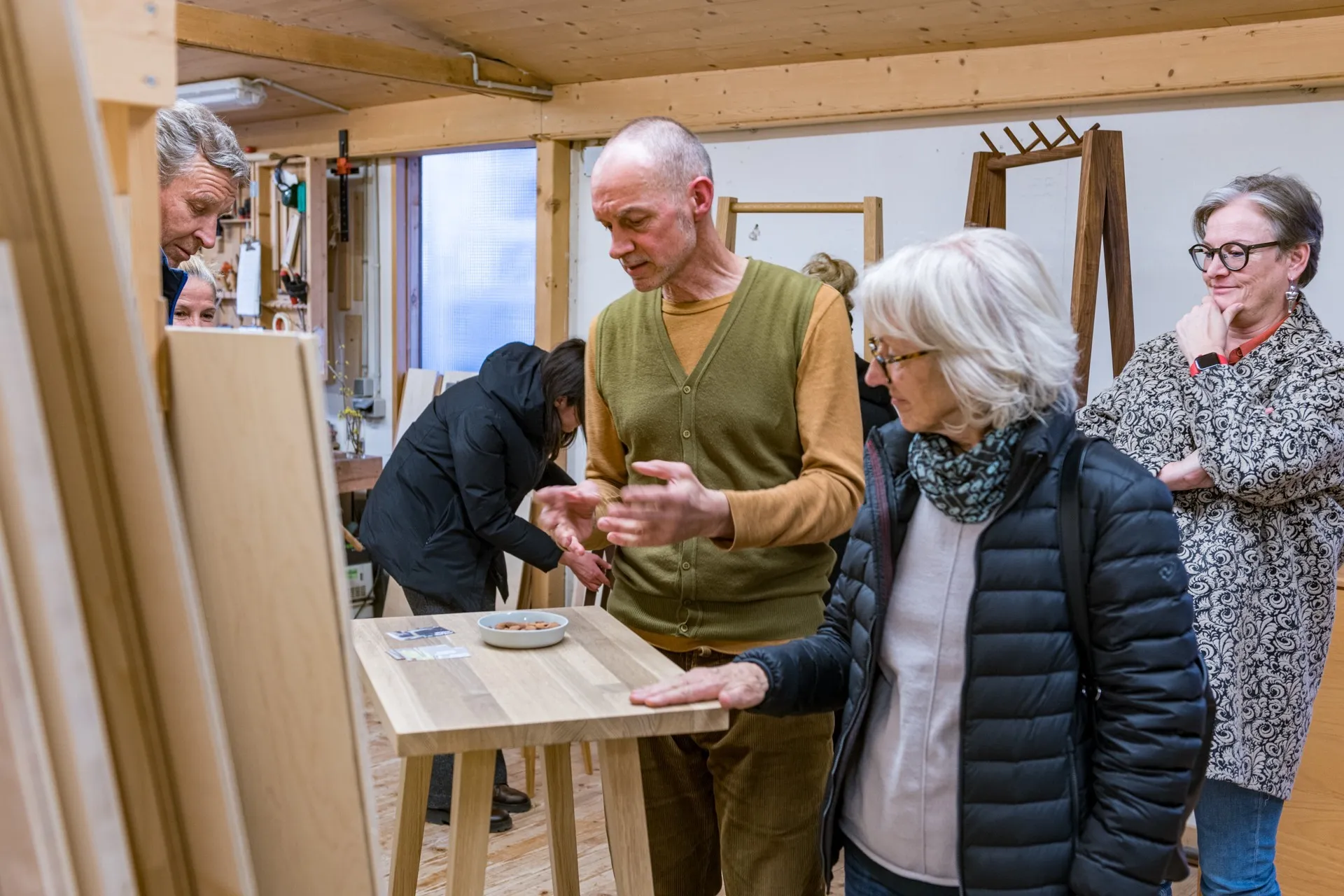 Paul Protzge erklärt den Teilnehmer:innen das Handwerk