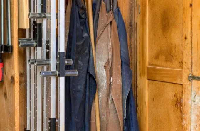 Schrank bei Einfach Möbel mit Kleidung und Werkzeug gefüllt