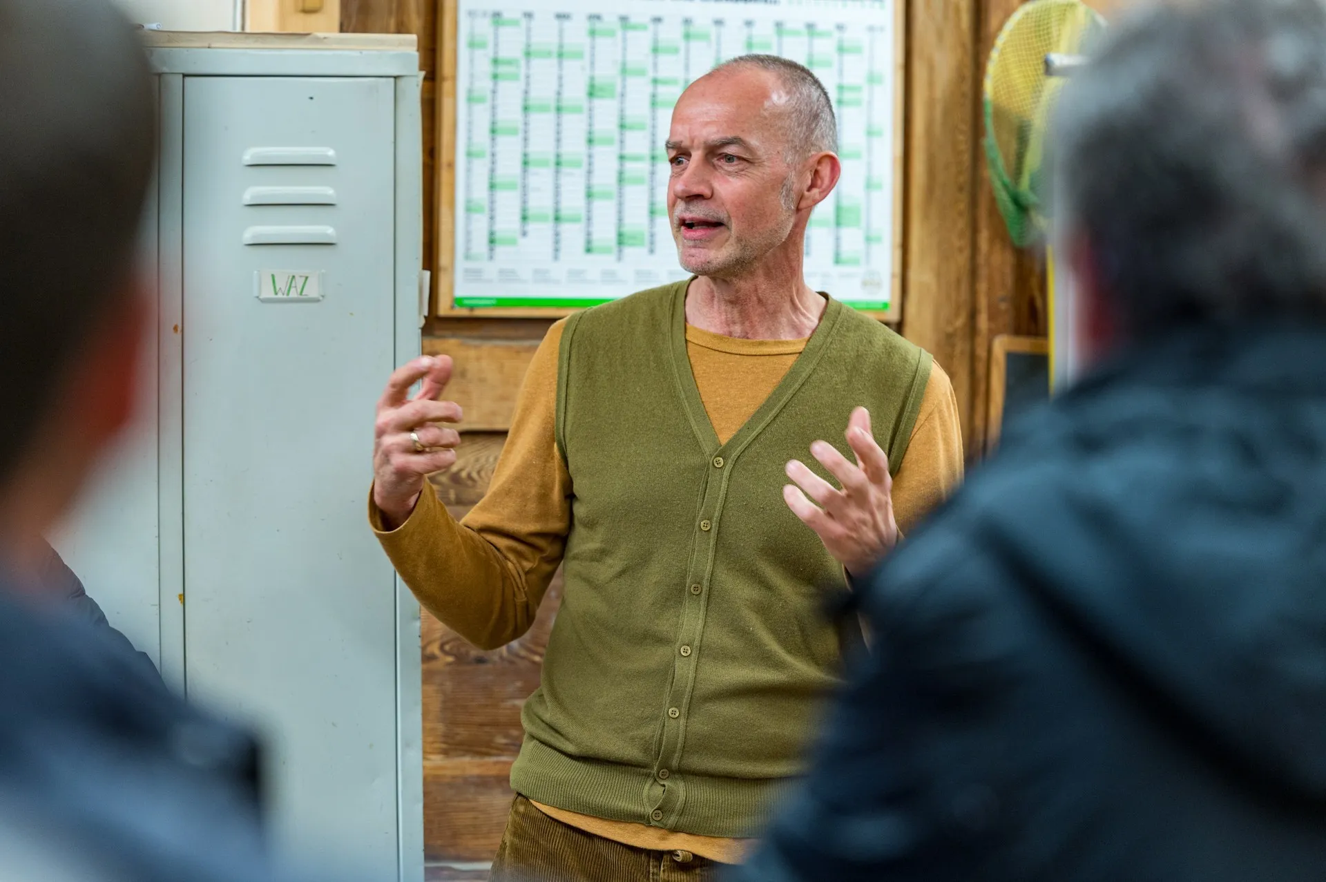 Paul Brotzge erklärt sein Konzept von Einfach Möbel