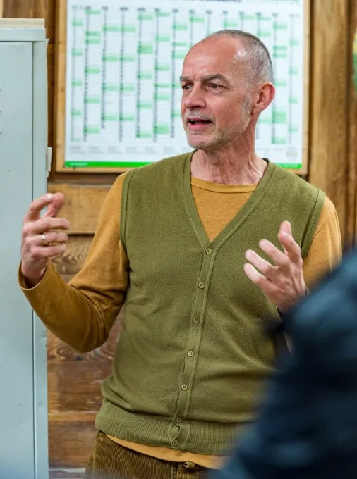 Paul Brotzge erklärt sein Konzept von Einfach Möbel