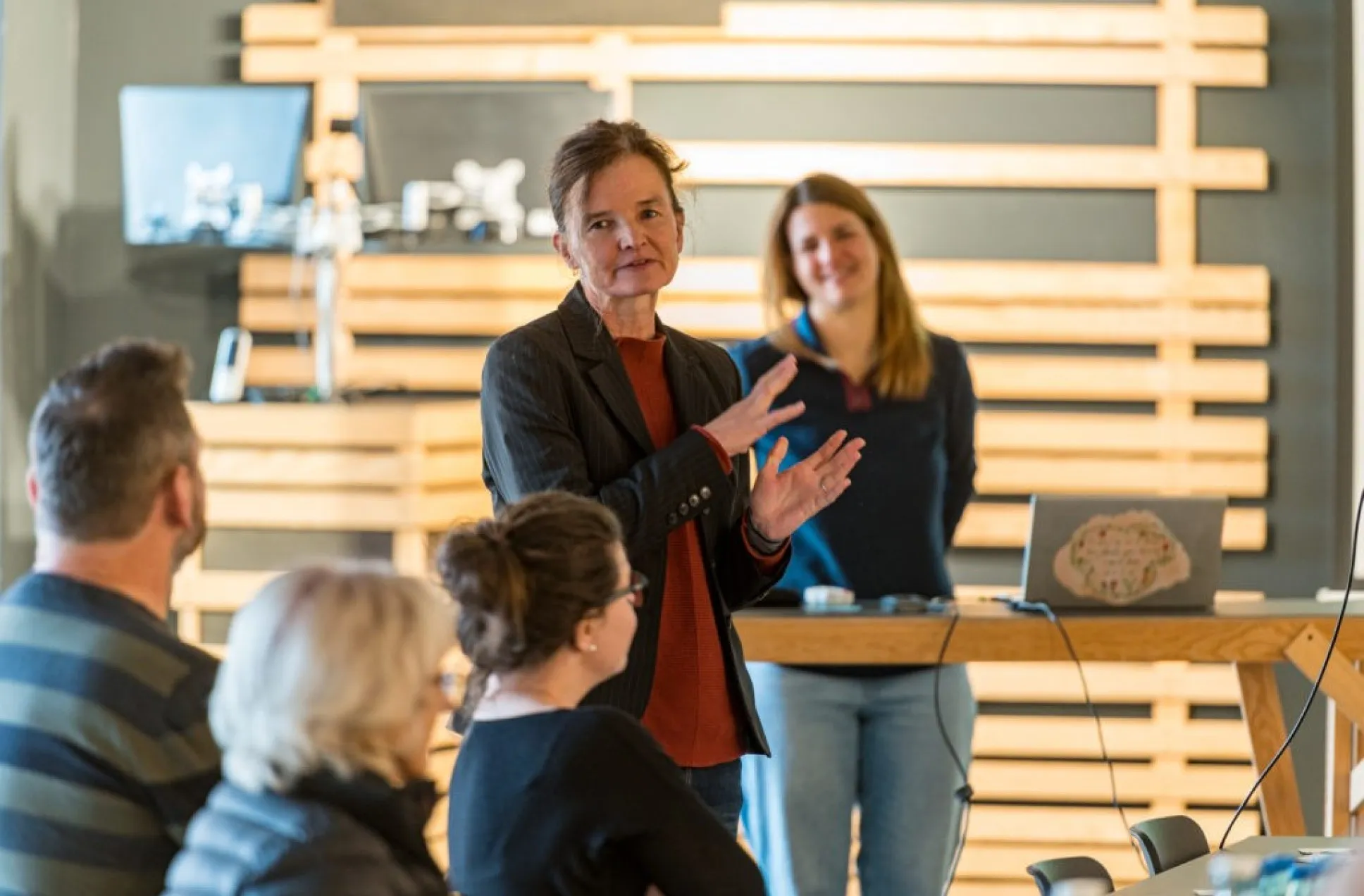 Brigitta Soraperra begrüßt die Teilnehmerinnen bei Vaude