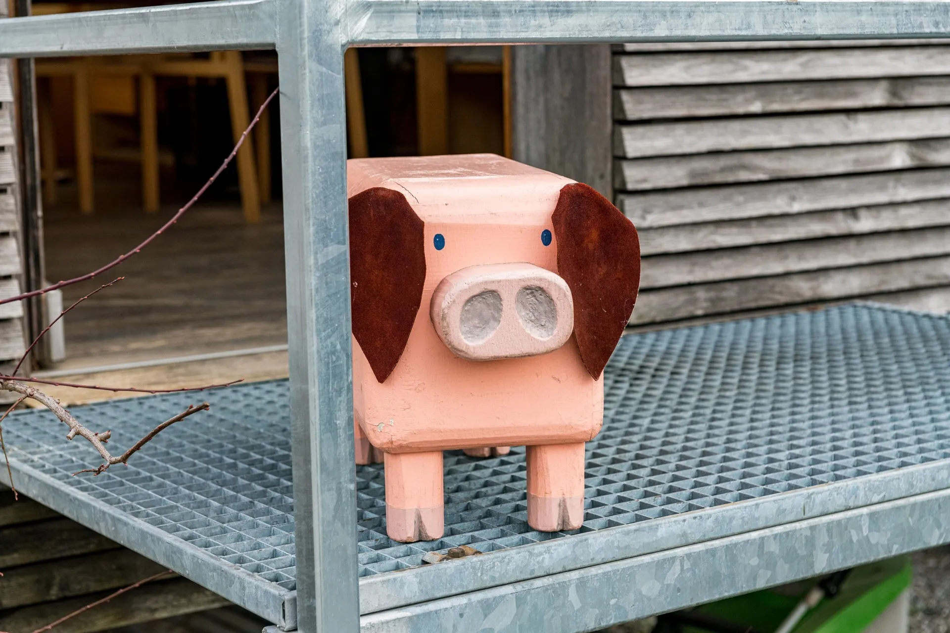 Schwein aus Holz im Aussenbereich bei Einfach Möbel