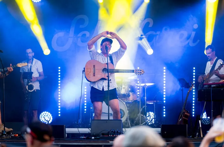 Puma mit Herzzeichen während des Auftritts