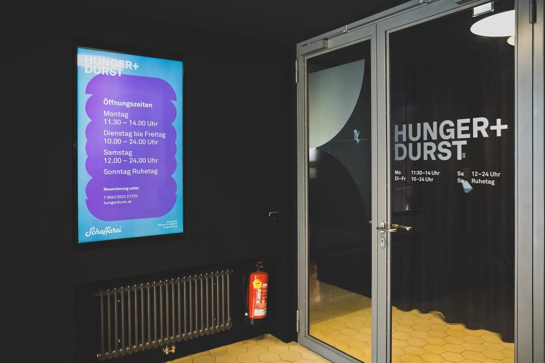 Eingangsbereich Hunger+Durst mit Bildschirm