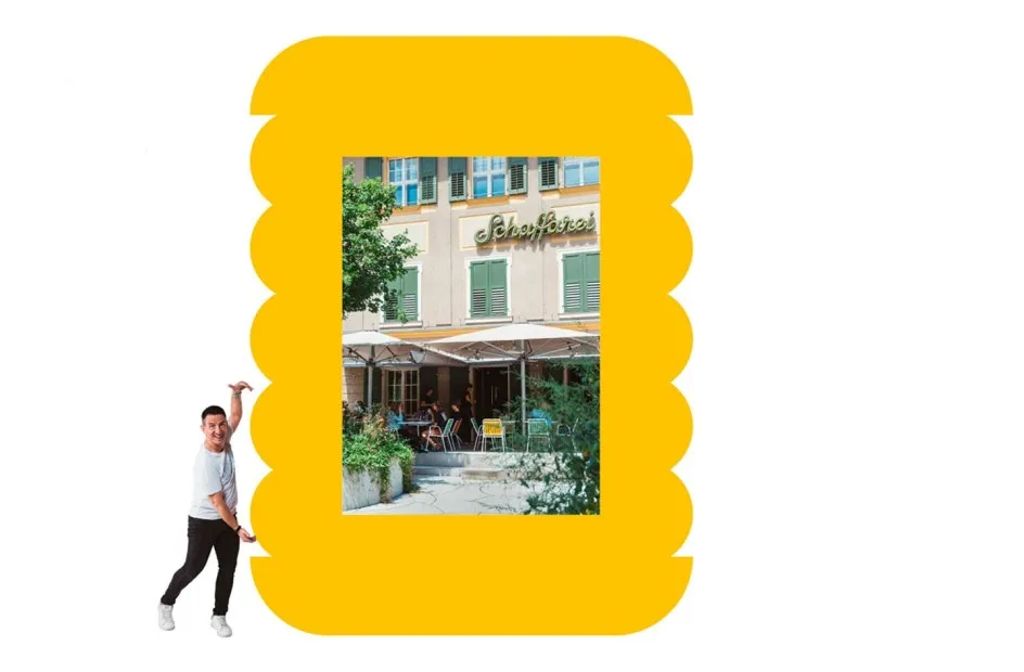 Wolfgang mit einem illustrierten Burger vor seinem Lokal