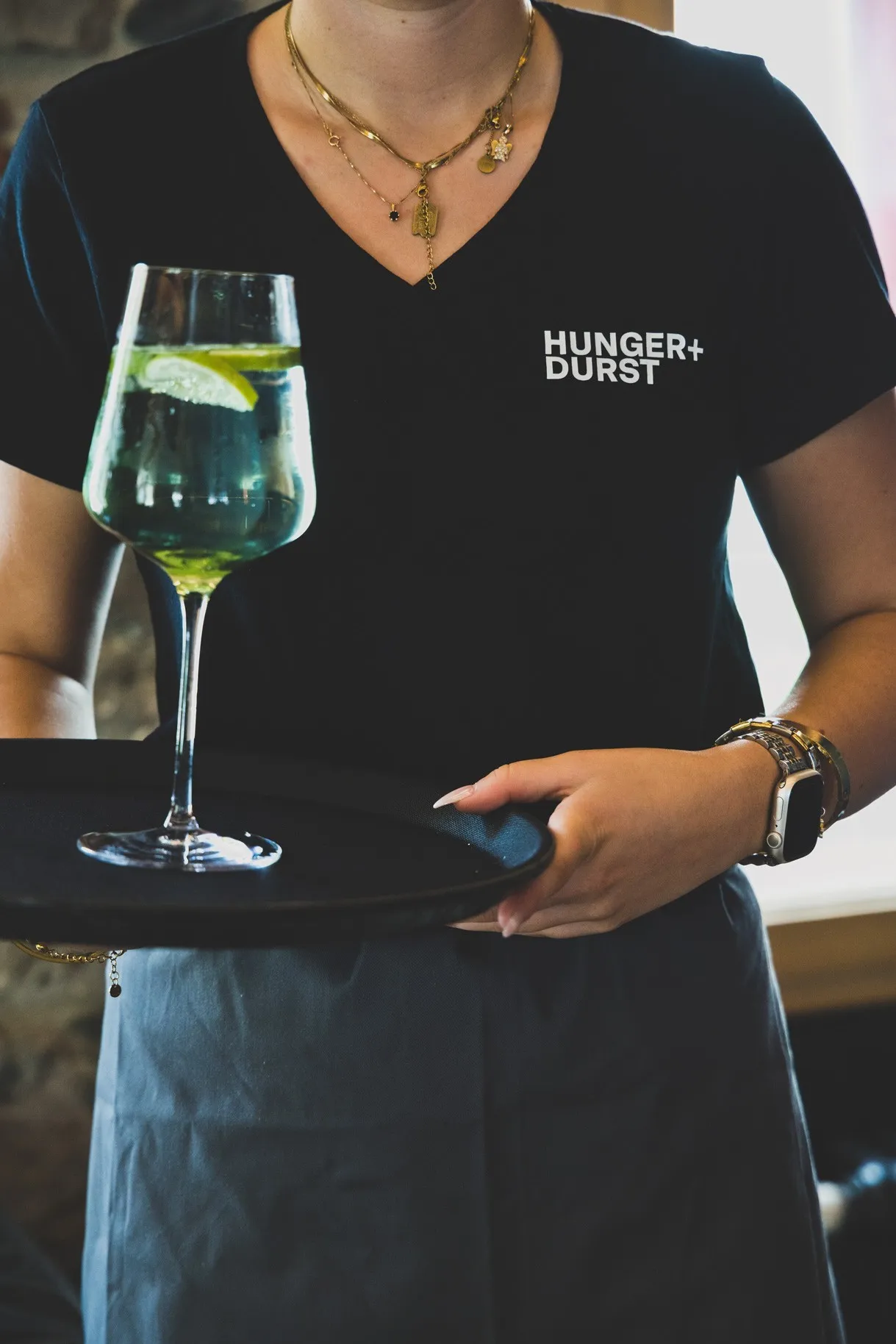 Kellnerin mit Getränk und Hunger+Durst TShirt