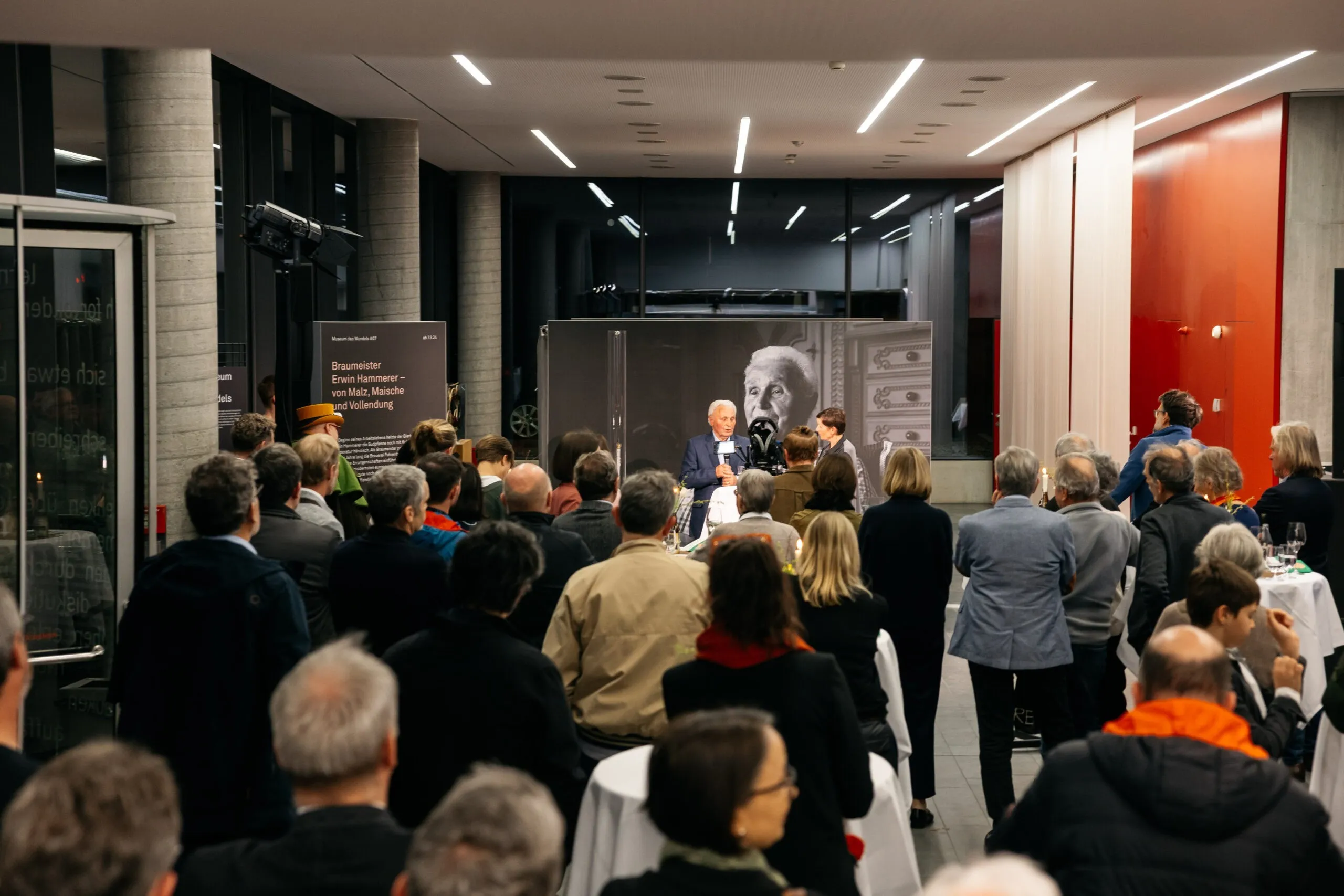 Blick über das Publikum zum Vernissage-Gespräch mit Erwin Hammerer