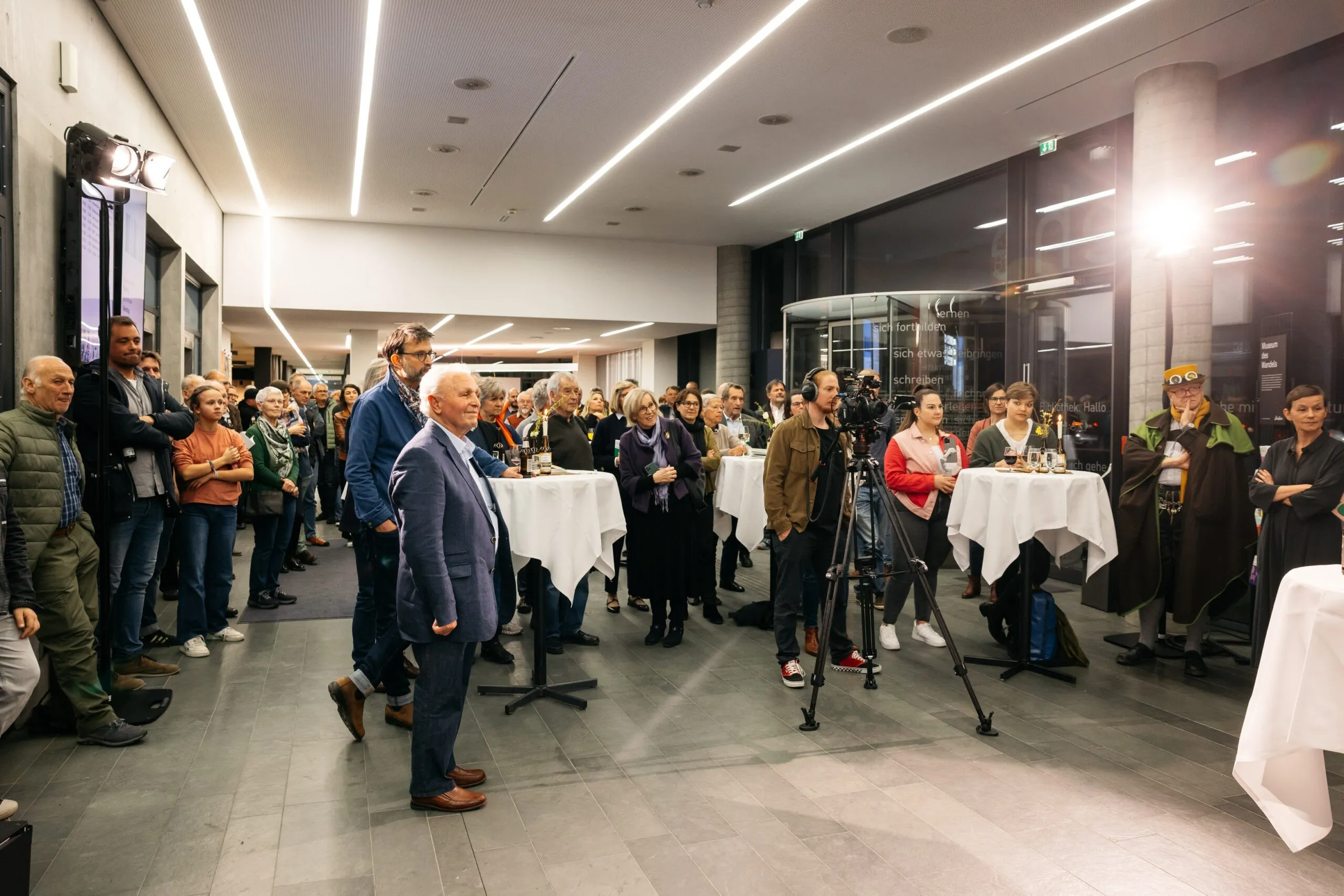Das volle AK Foyer während der Vernissage