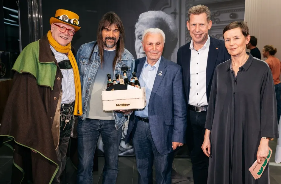 Erwin Hammerer mit Bierpapst, Fohrenburg Chef Sila, AK Präsdident Bernhard Heinzle, Kuratorin Michaela Feurstein Prassr