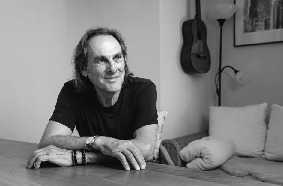 Hans Reichart in seinem Wohnzimmer