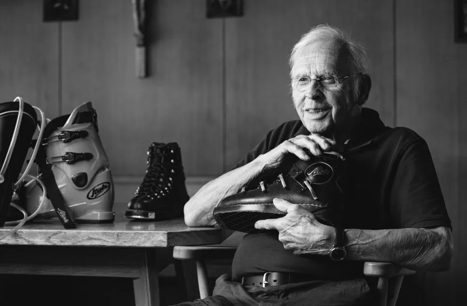 Werner Albrecht im Portait mit verschiedenen Skischuhen
