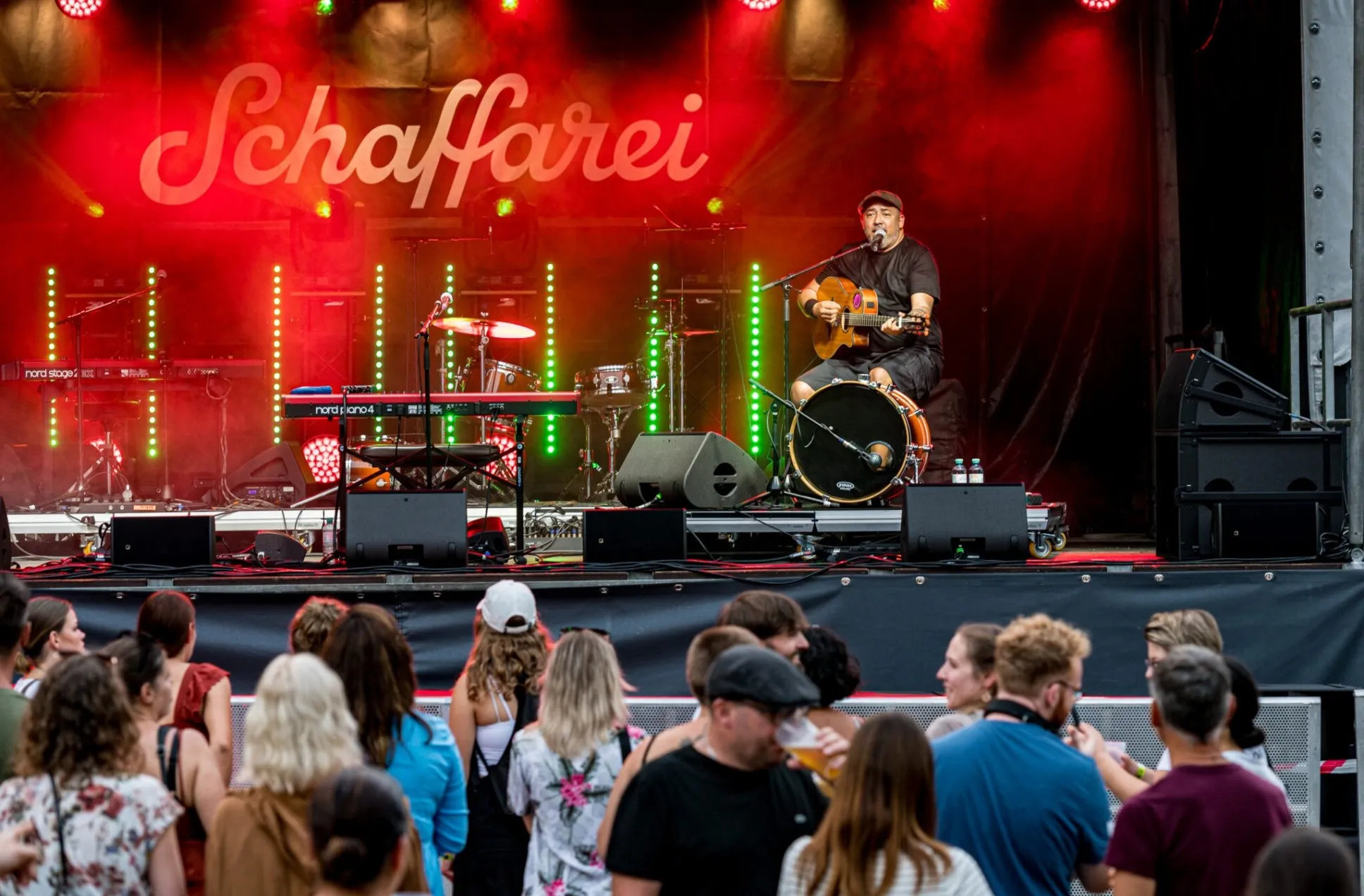 Chimango auf der Bühne mit Publikum im Vordergrund