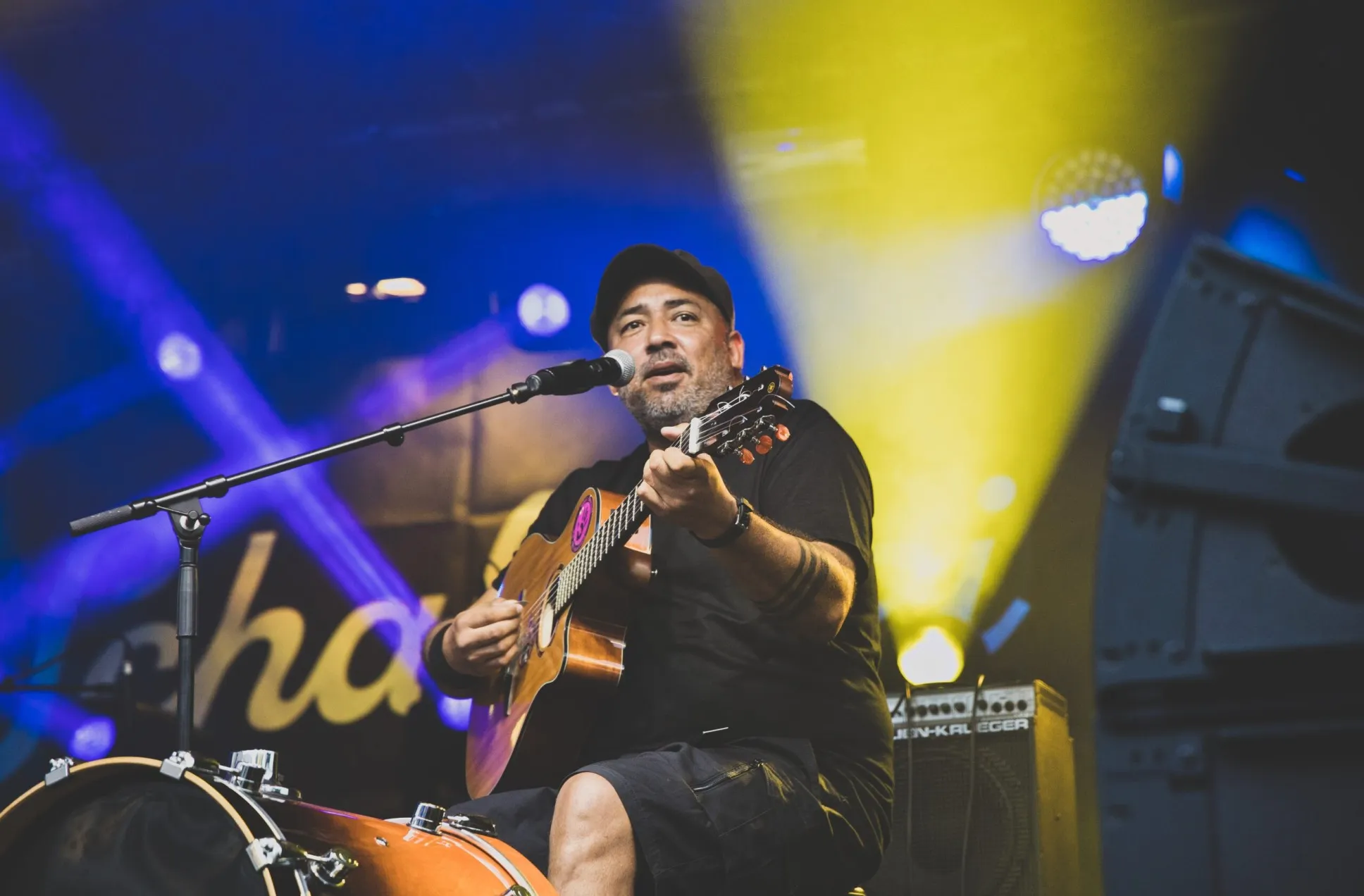 Gitarre spielender Musiker auf der Schaffarei Bühne