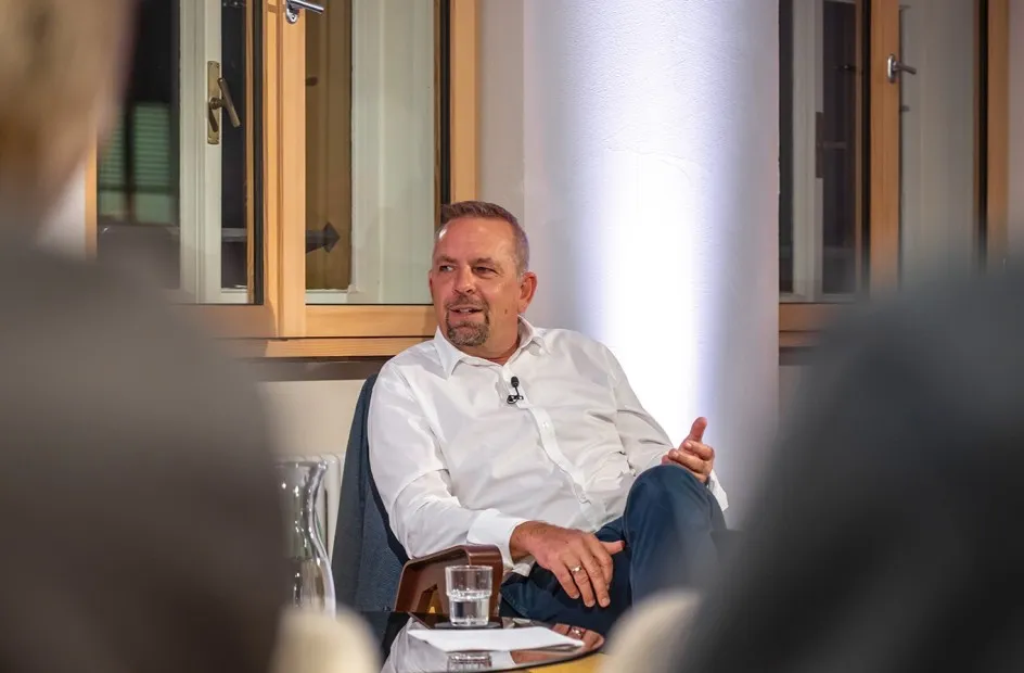 Oliver Loacker im Gespräch mit ArbeitsLebensGeschichte Moderatorin Carmen Jurkovic-Burtscher.