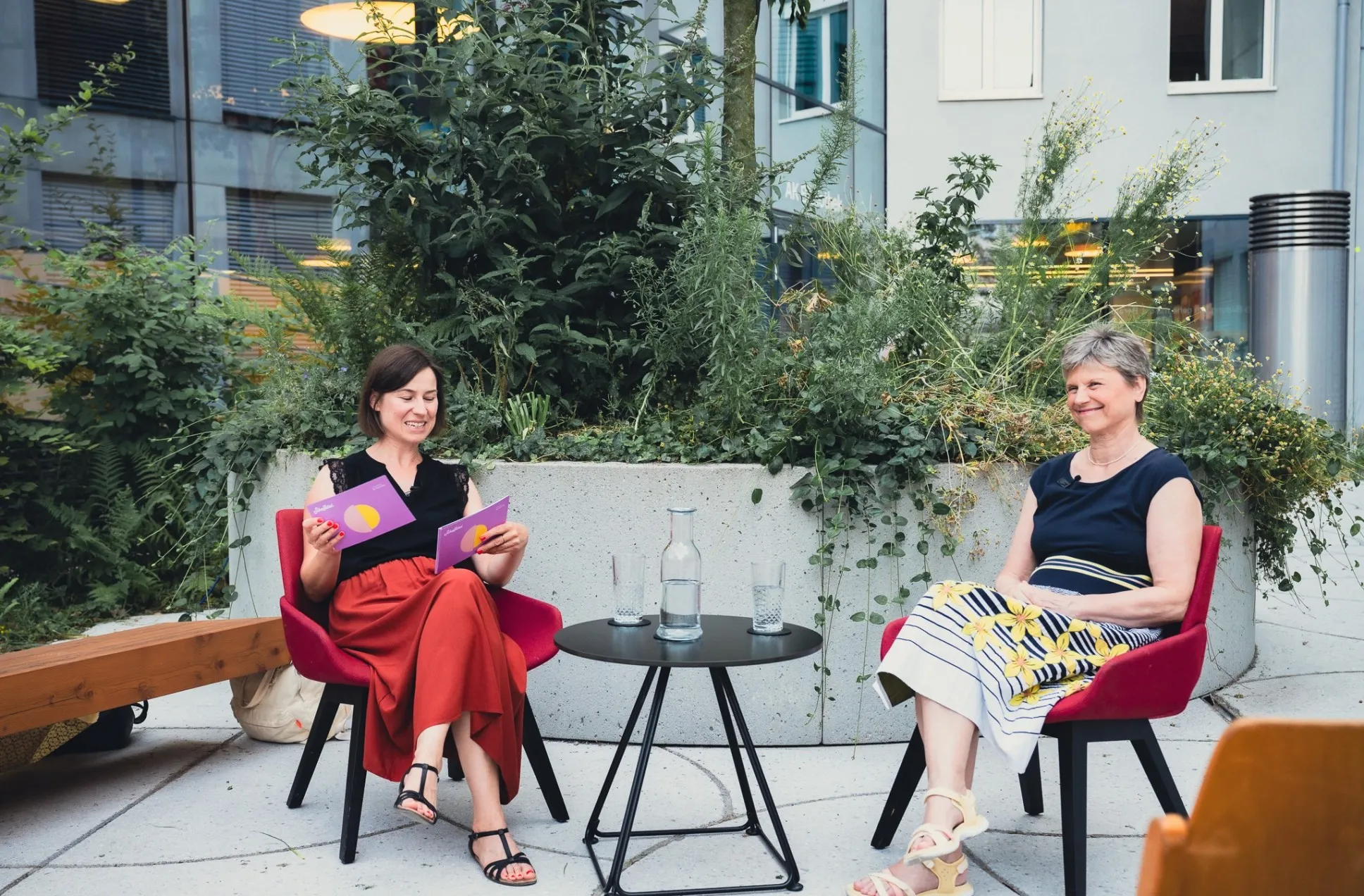 Arbeitslebensgeschichte mit Lotte Wöss und Moderatorin Carmen Jurkovic Burtscher im Hof