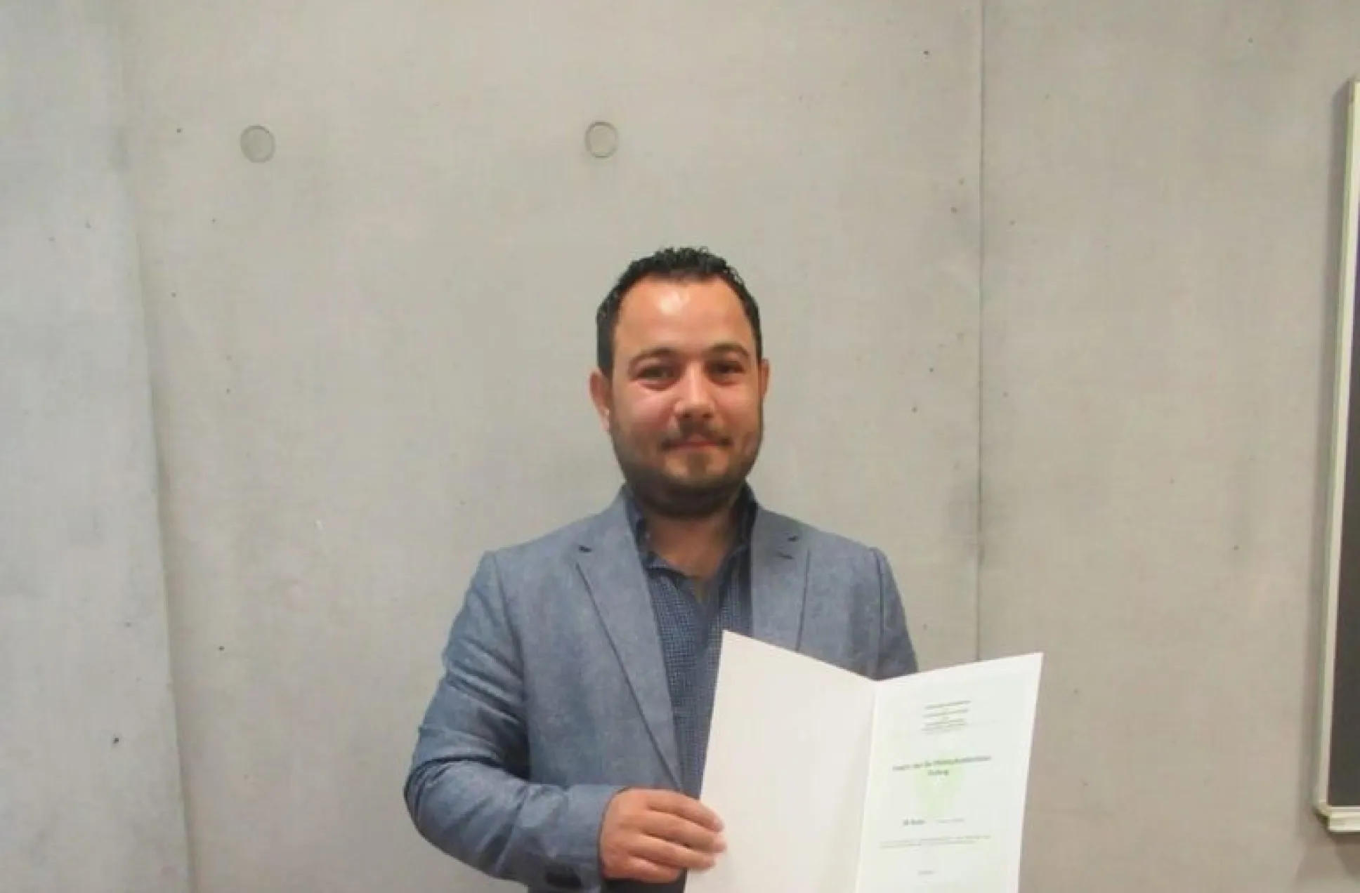 Rodar mit seinem Zeugnis der Lehrabschlussprüfung